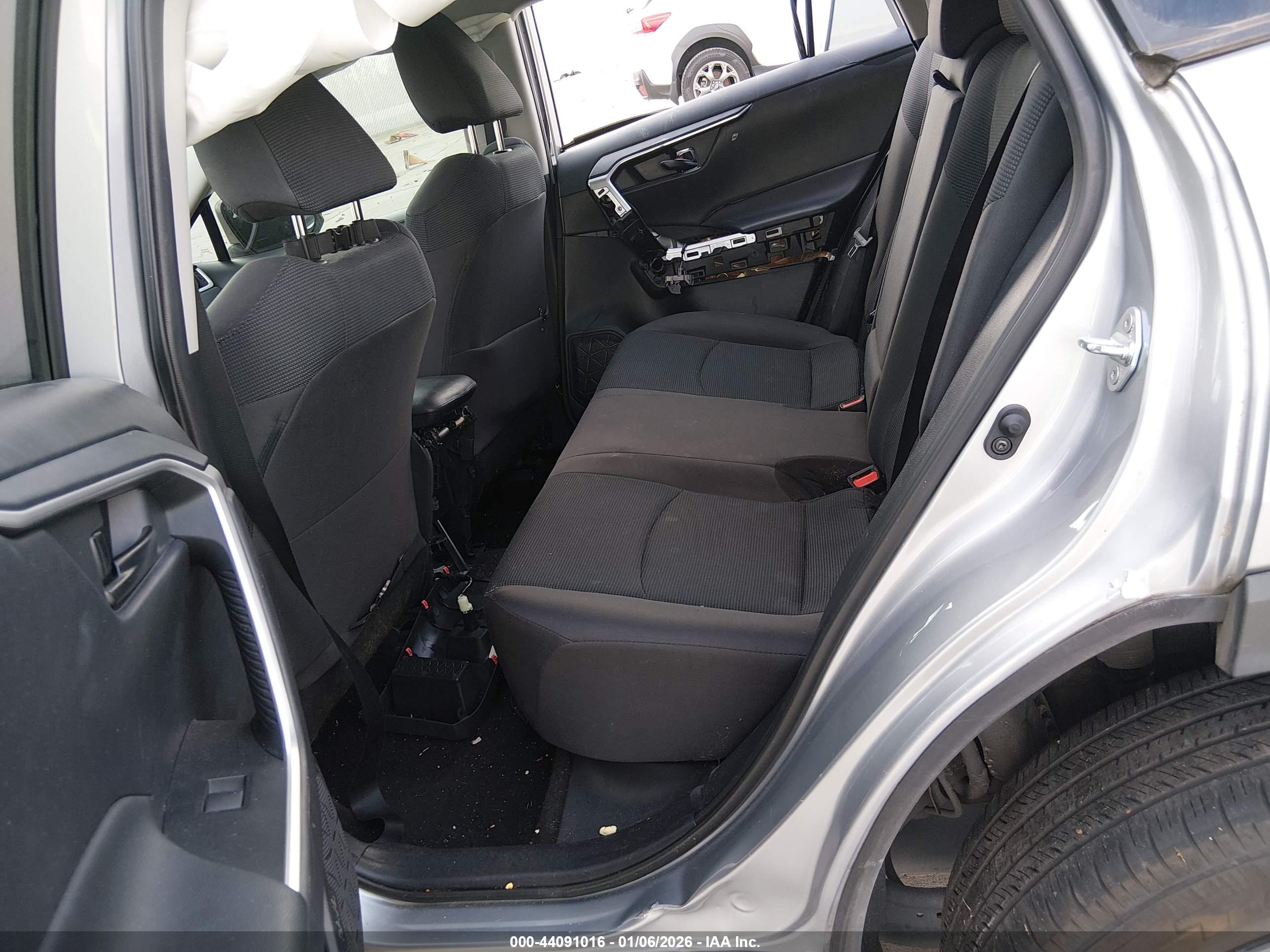 TOYOTA RAV4 image 8
