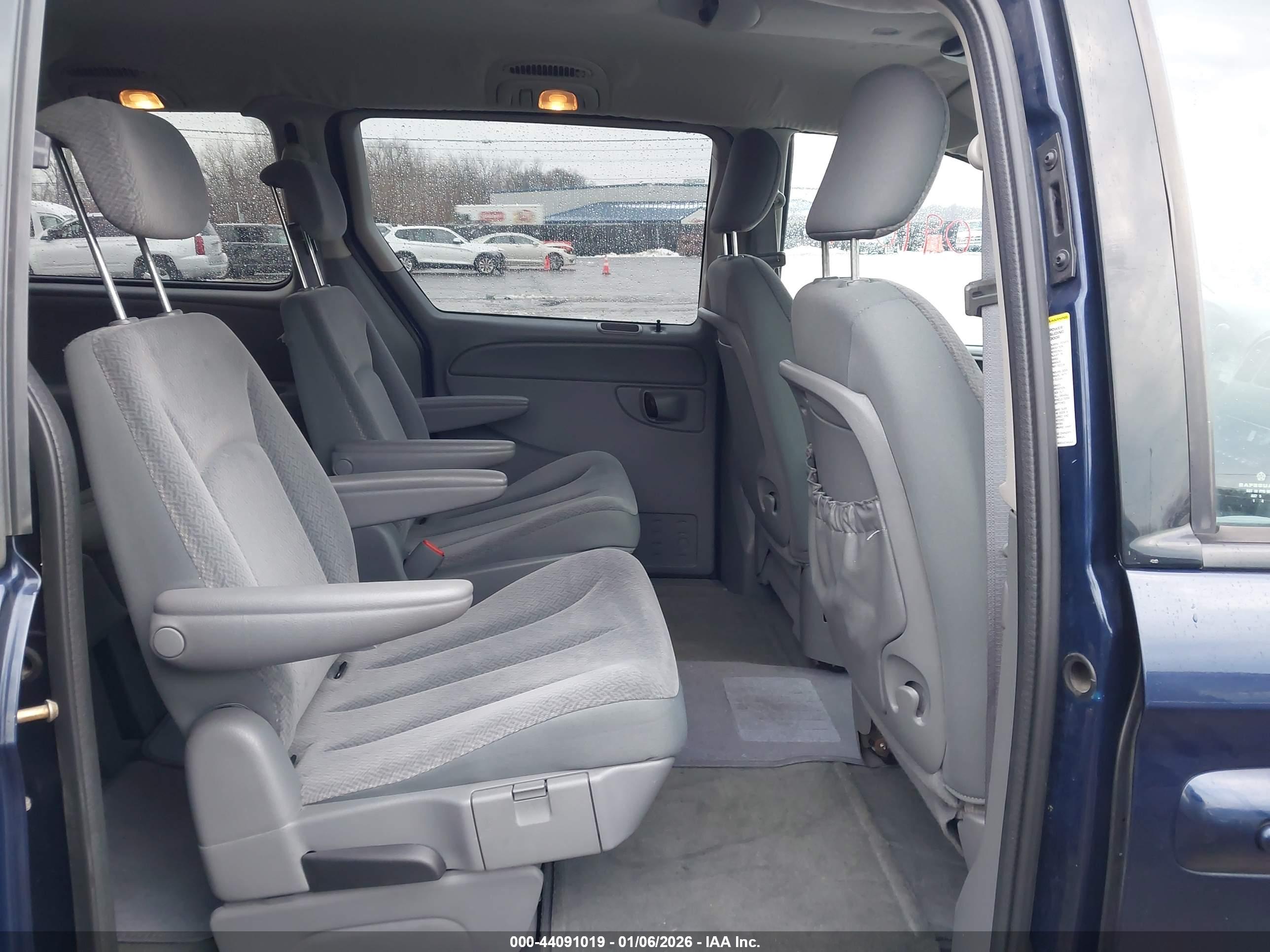 CHRYSLER TOWN image 8