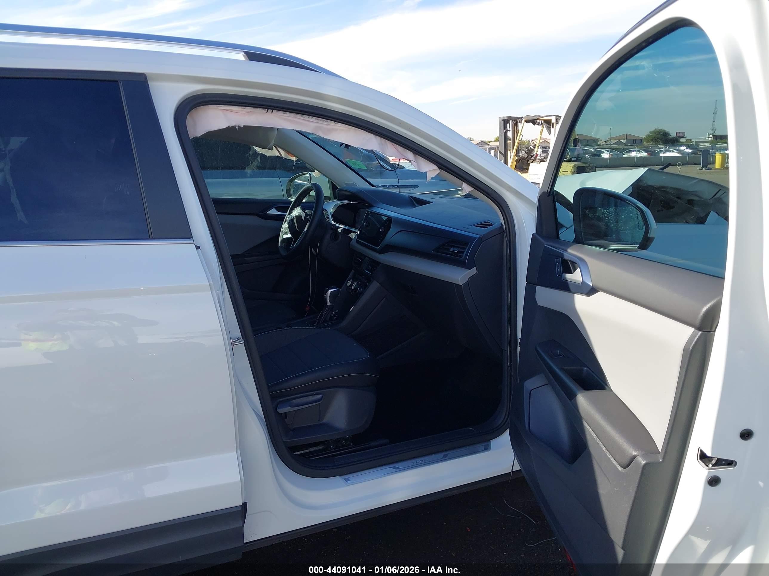 VOLKSWAGEN TAOS image 5