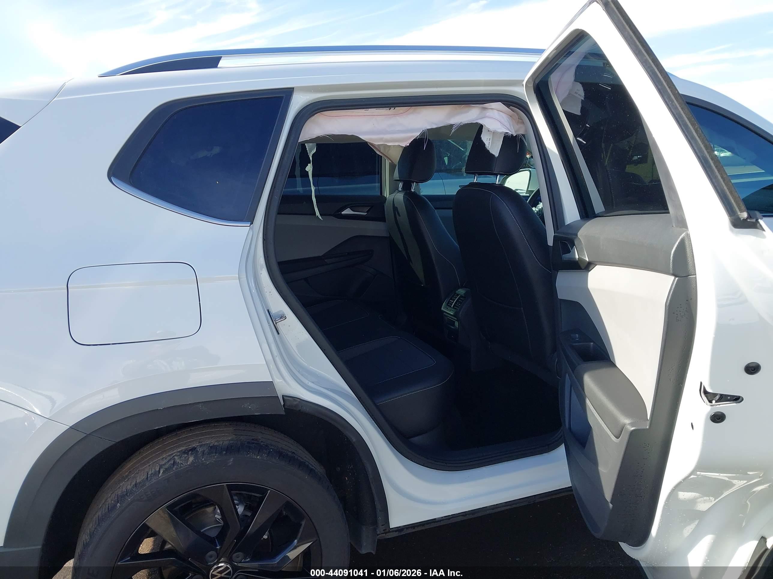 VOLKSWAGEN TAOS image 8