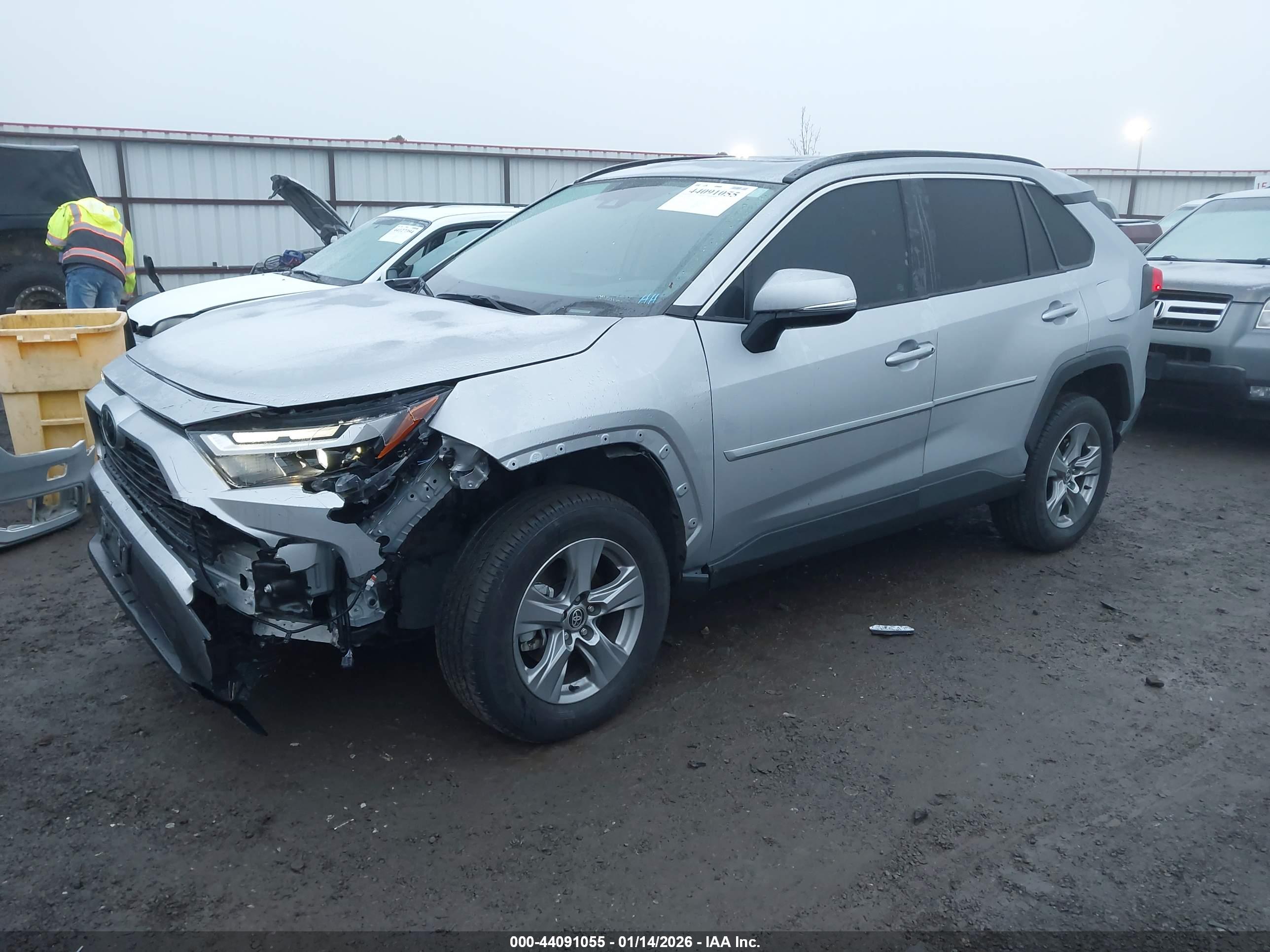 TOYOTA RAV4 image 2