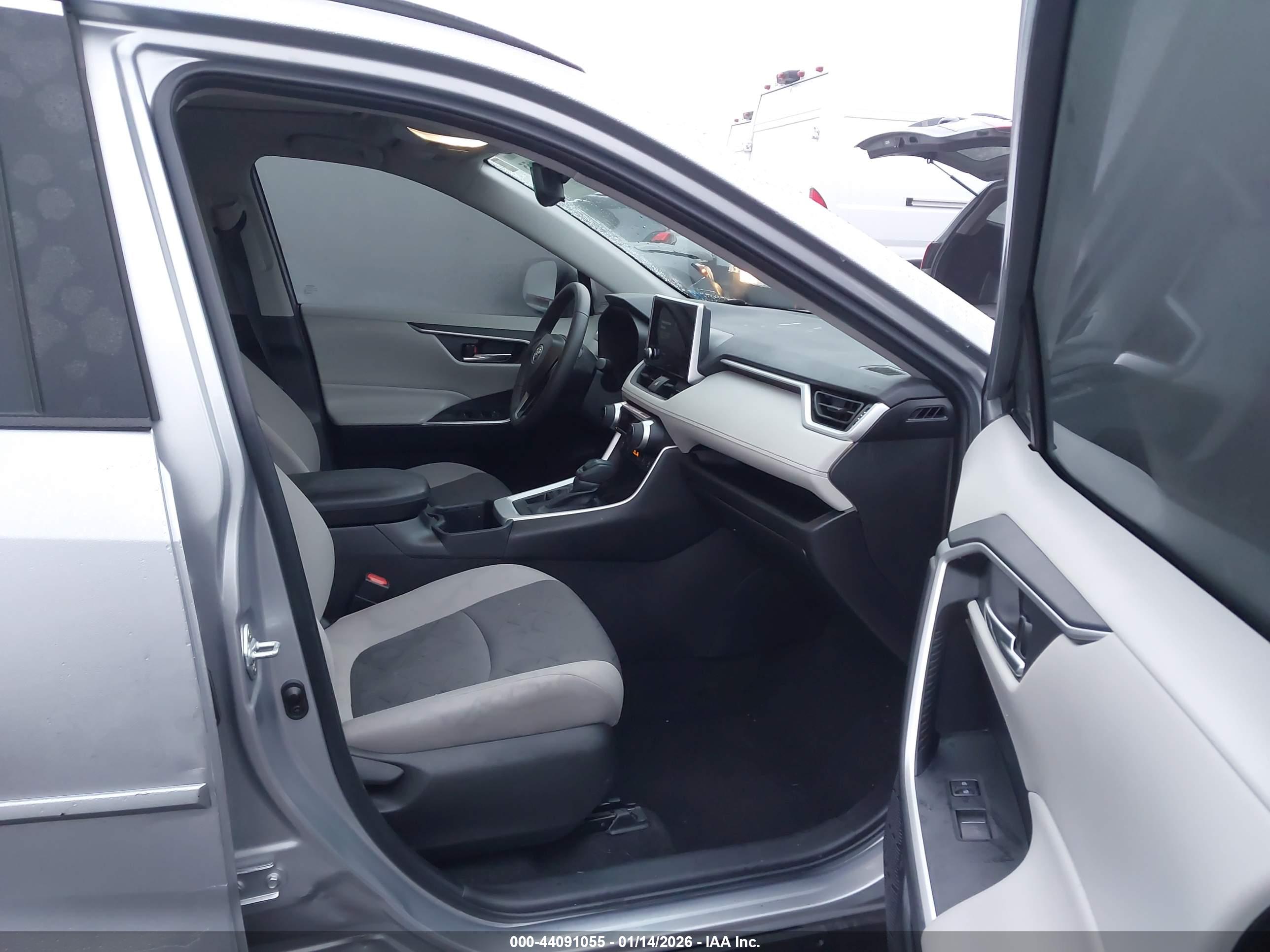 TOYOTA RAV4 image 5