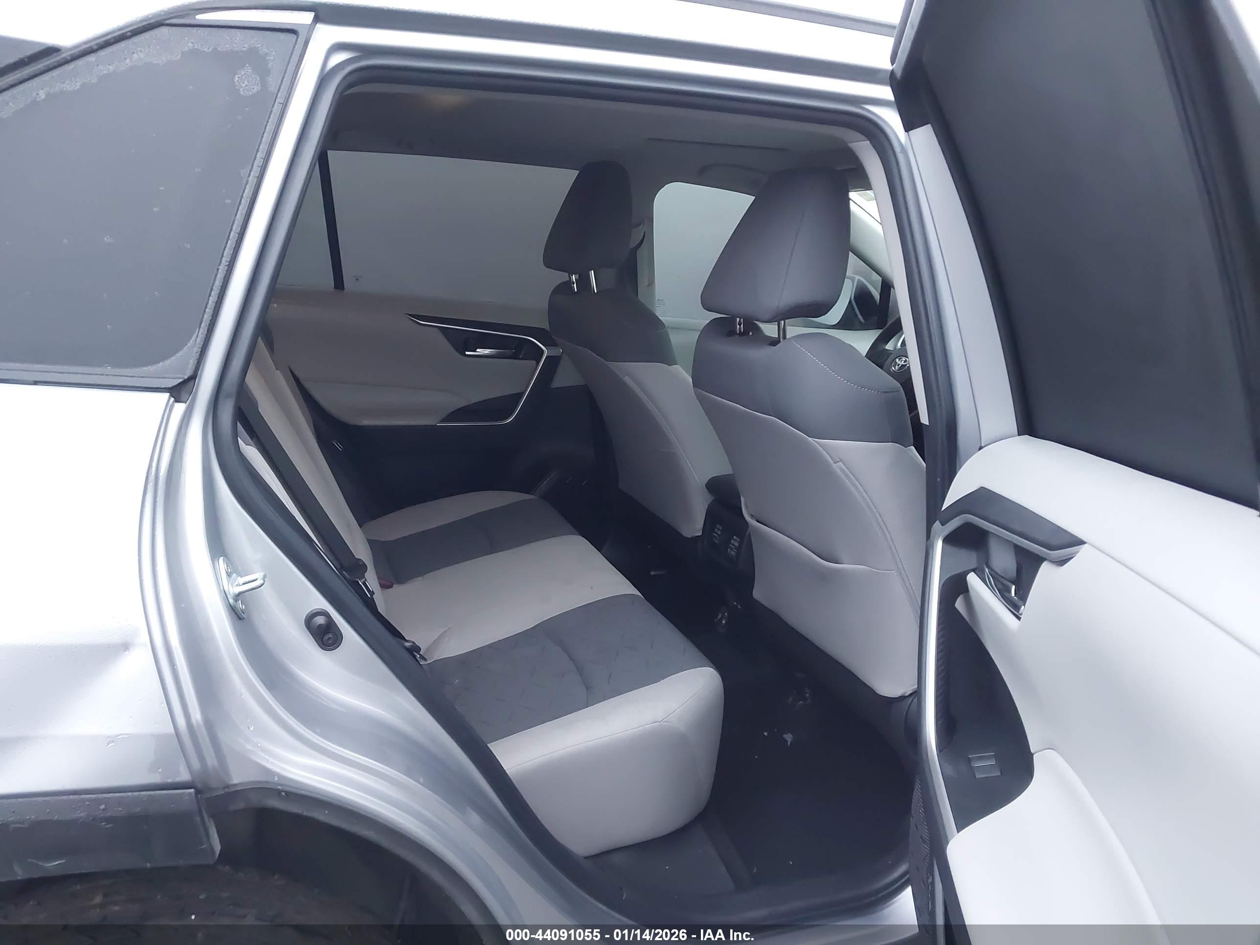 TOYOTA RAV4 image 8
