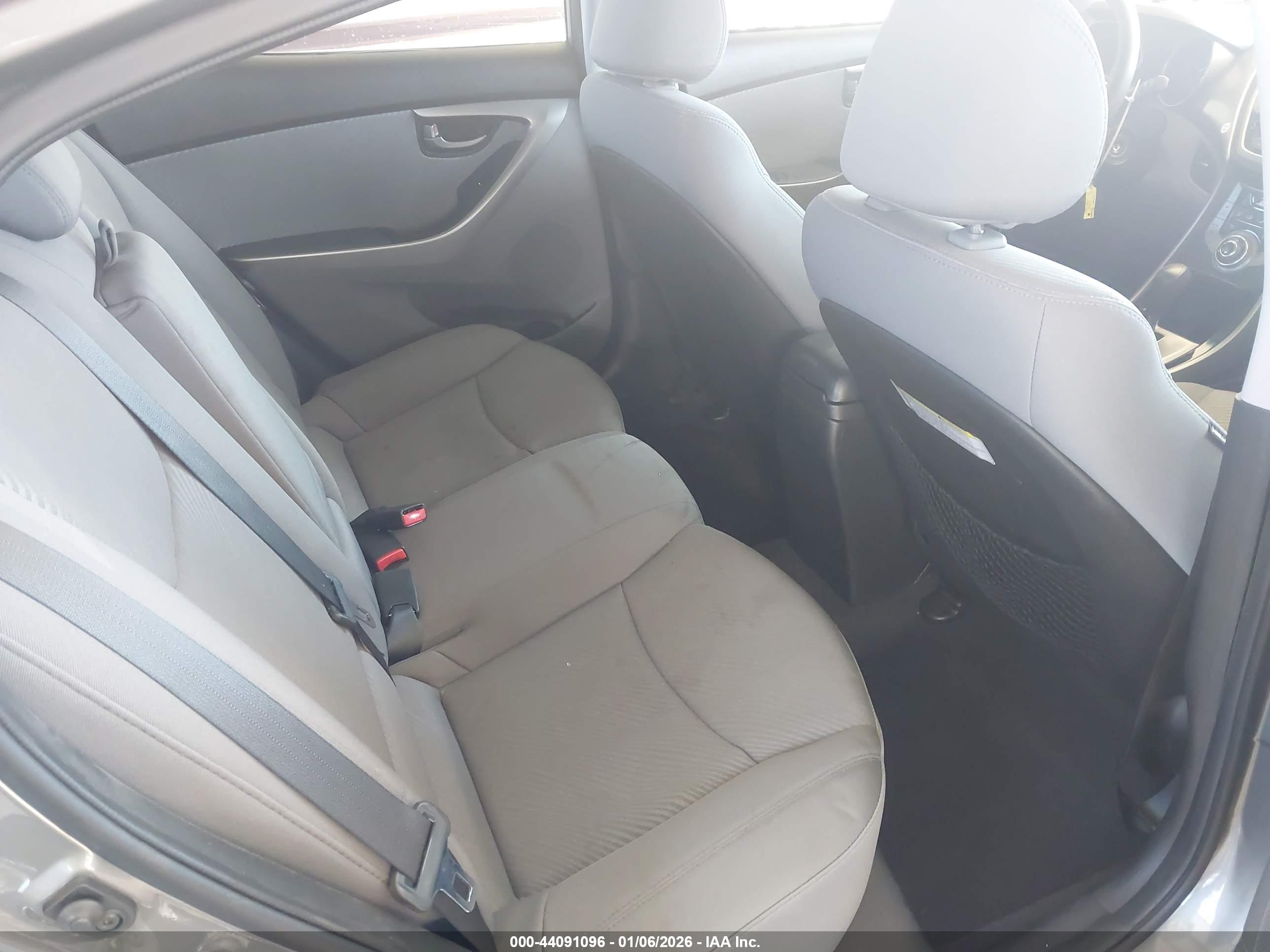 HYUNDAI ELANTRA image 8