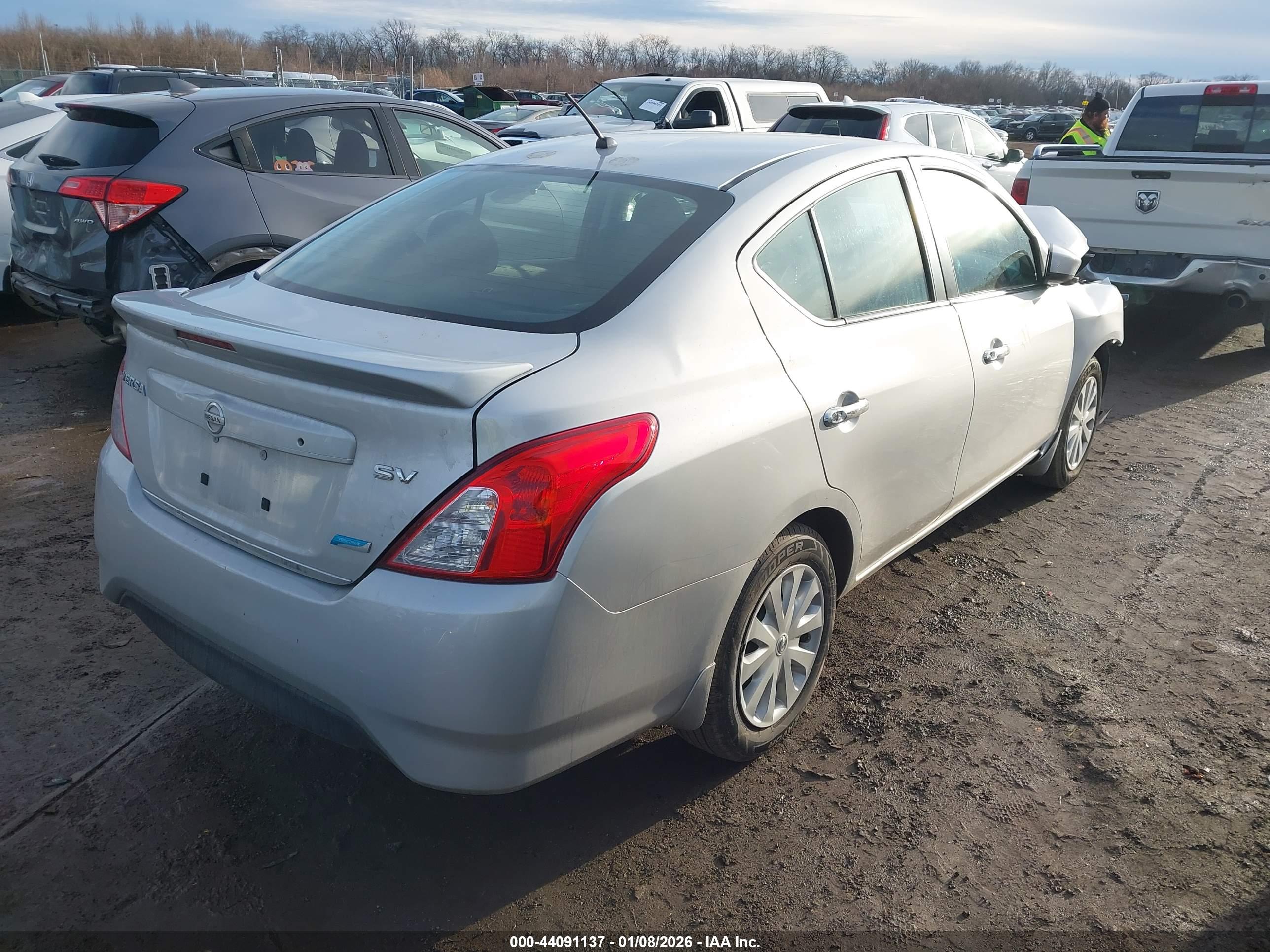 NISSAN VERSA image 4