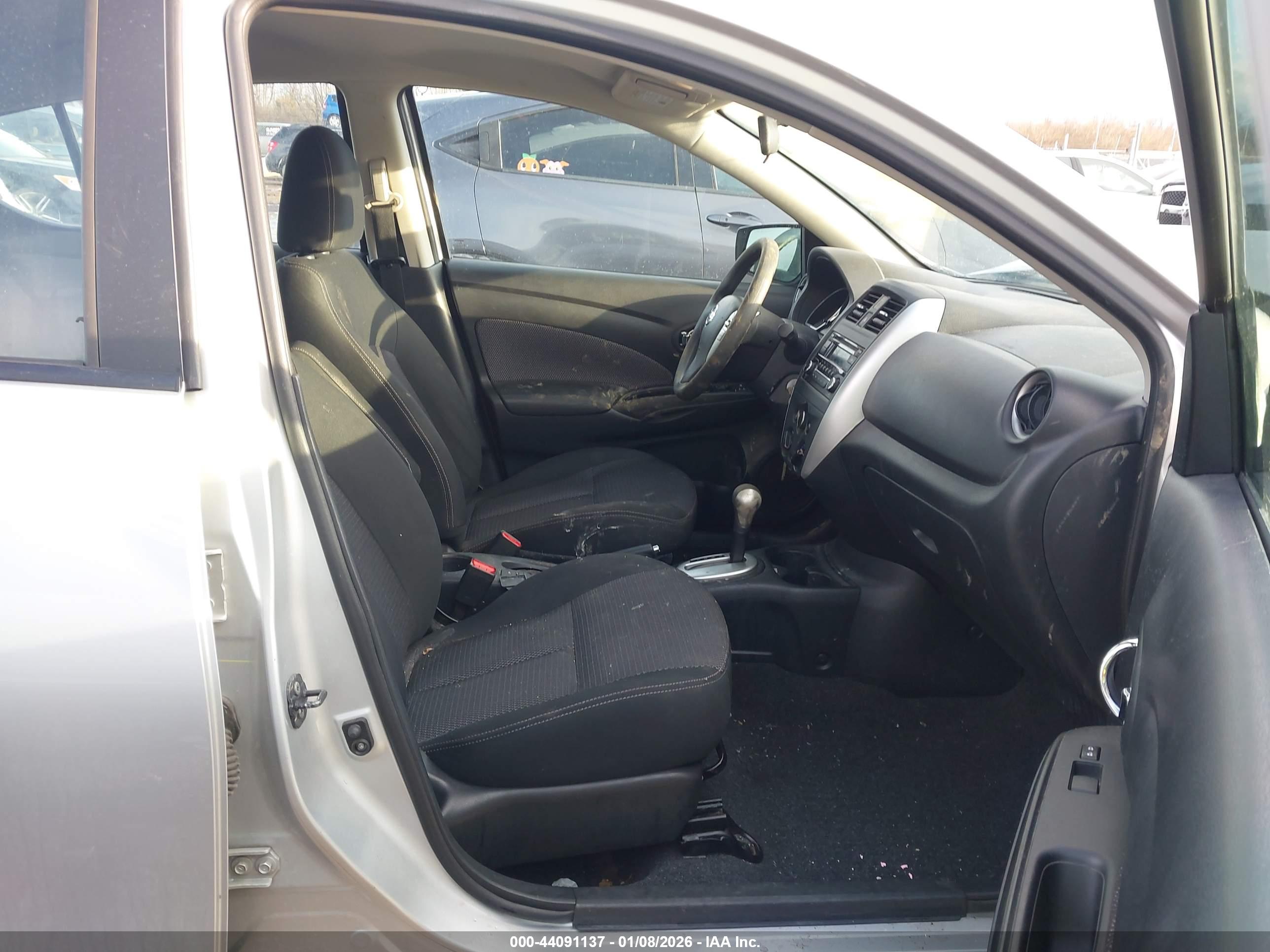 NISSAN VERSA image 5
