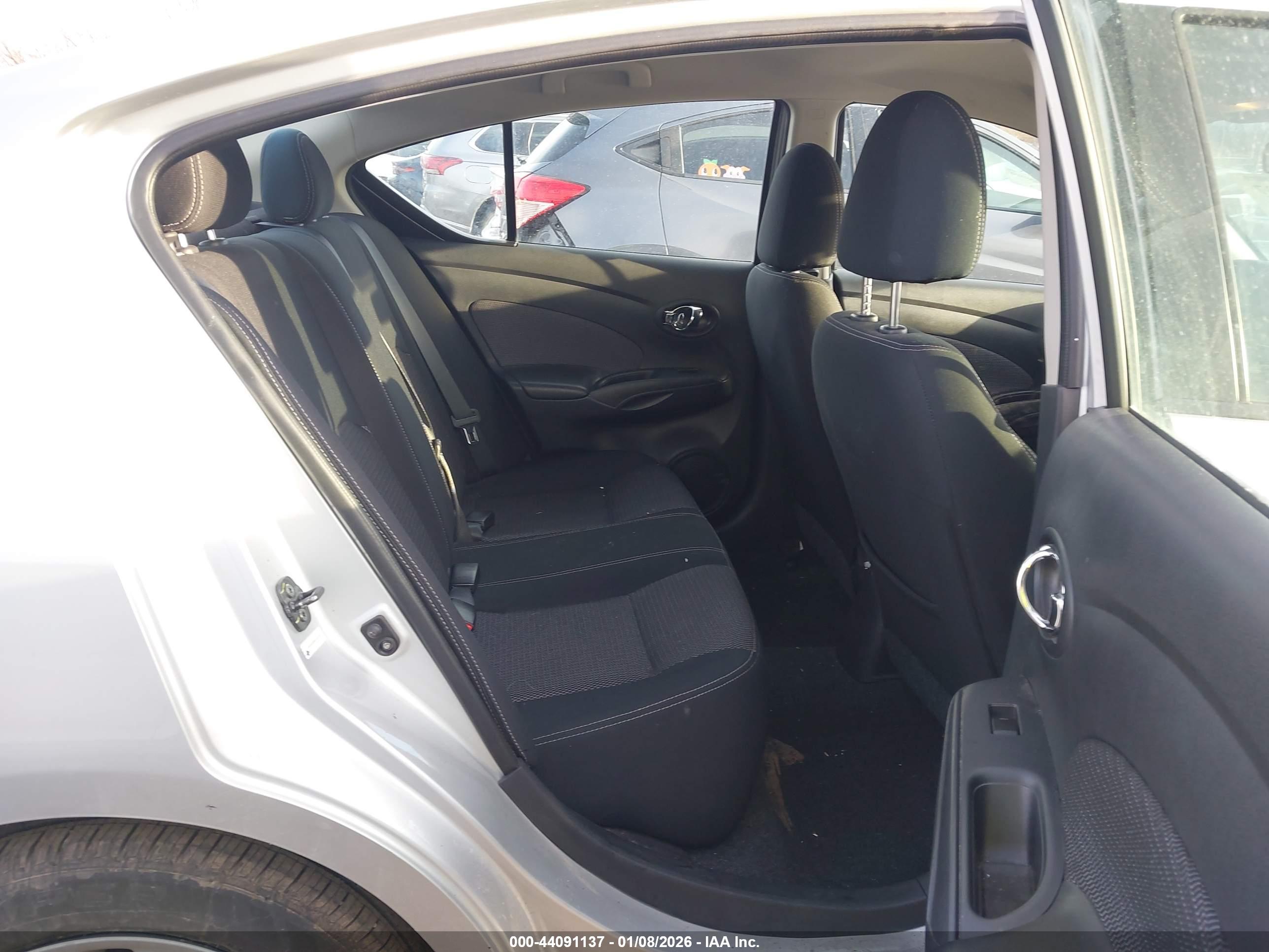 NISSAN VERSA image 8