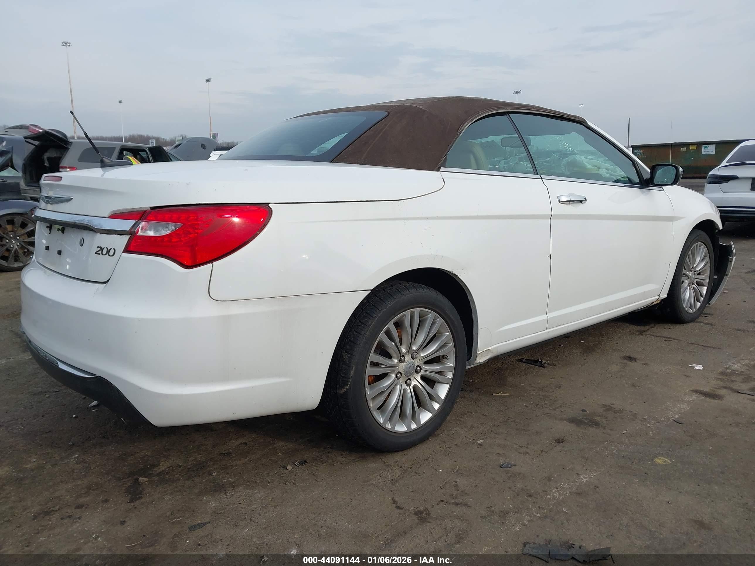 CHRYSLER 200 image 4