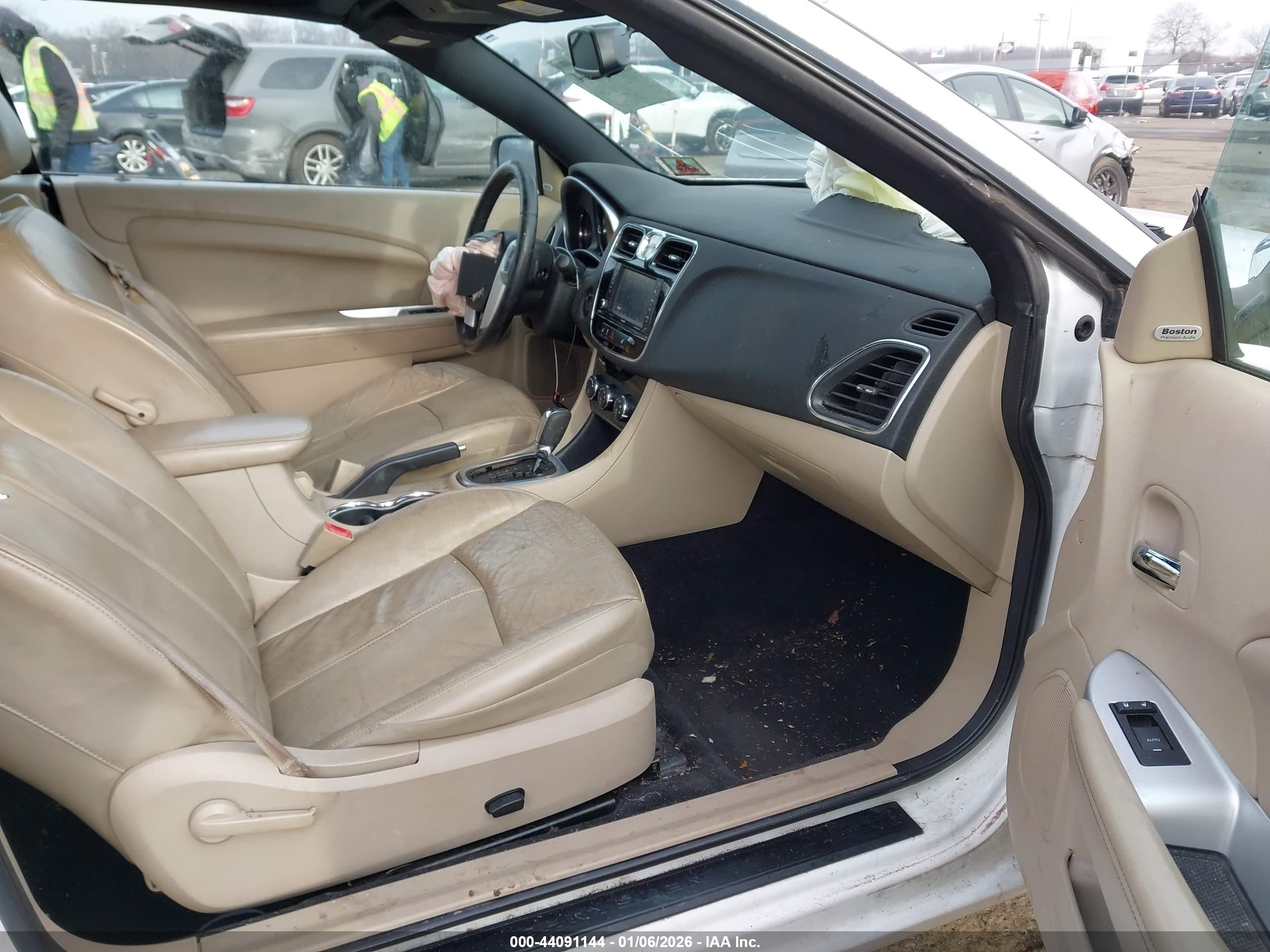 CHRYSLER 200 image 5