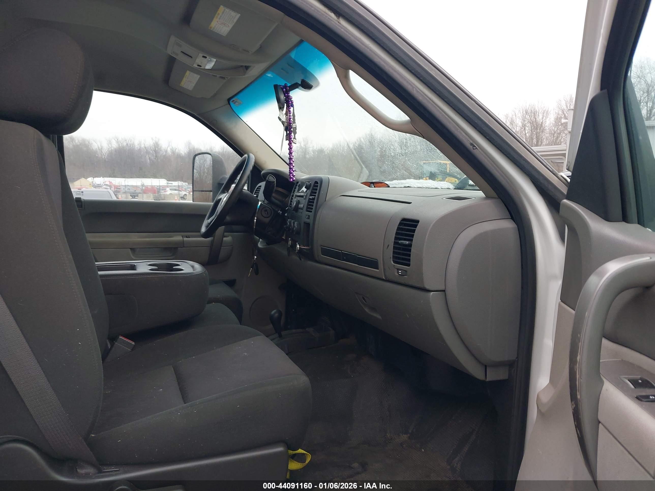 CHEVROLET SILVERADO image 7