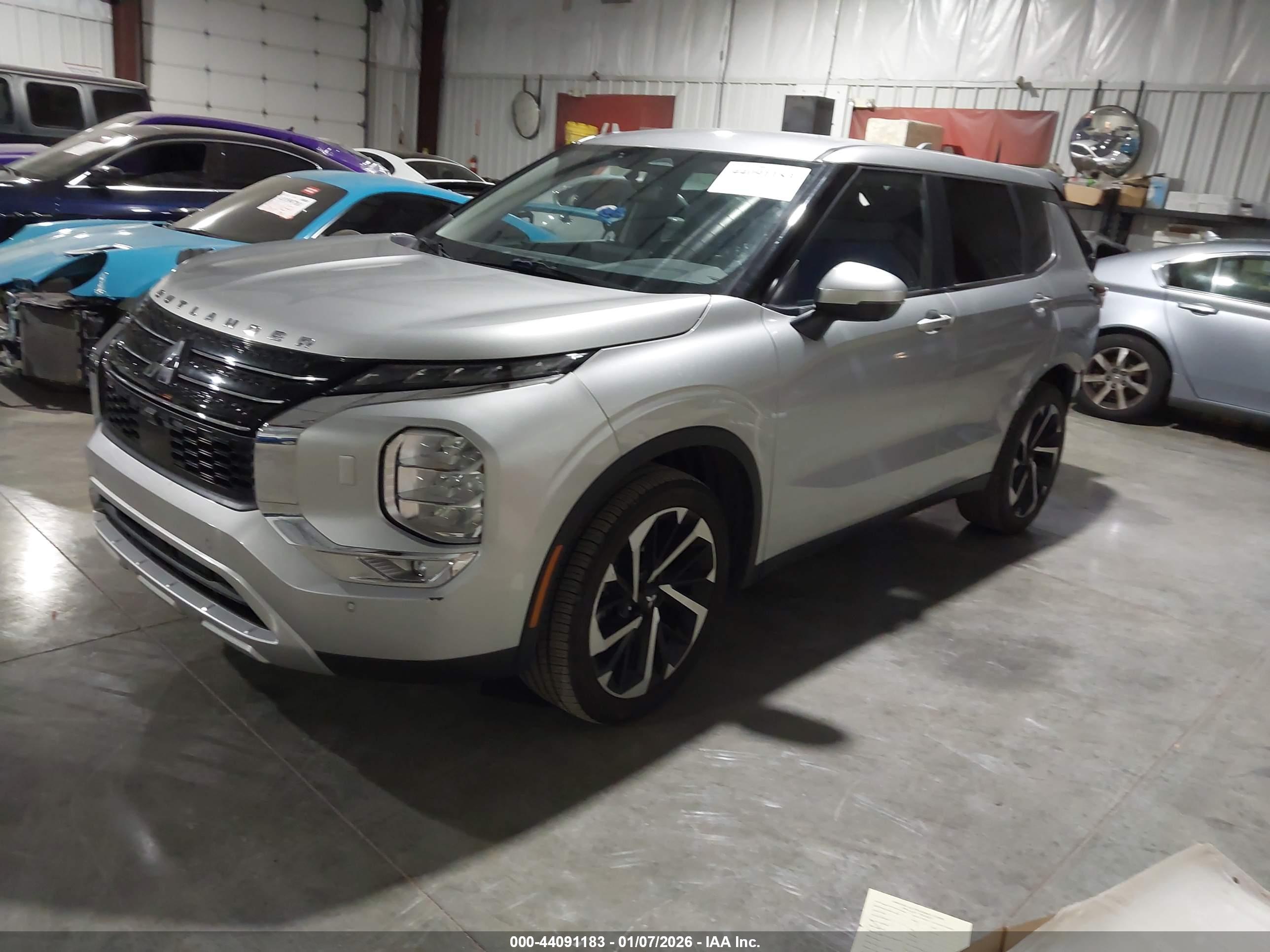 MITSUBISHI OUTLANDER image 2