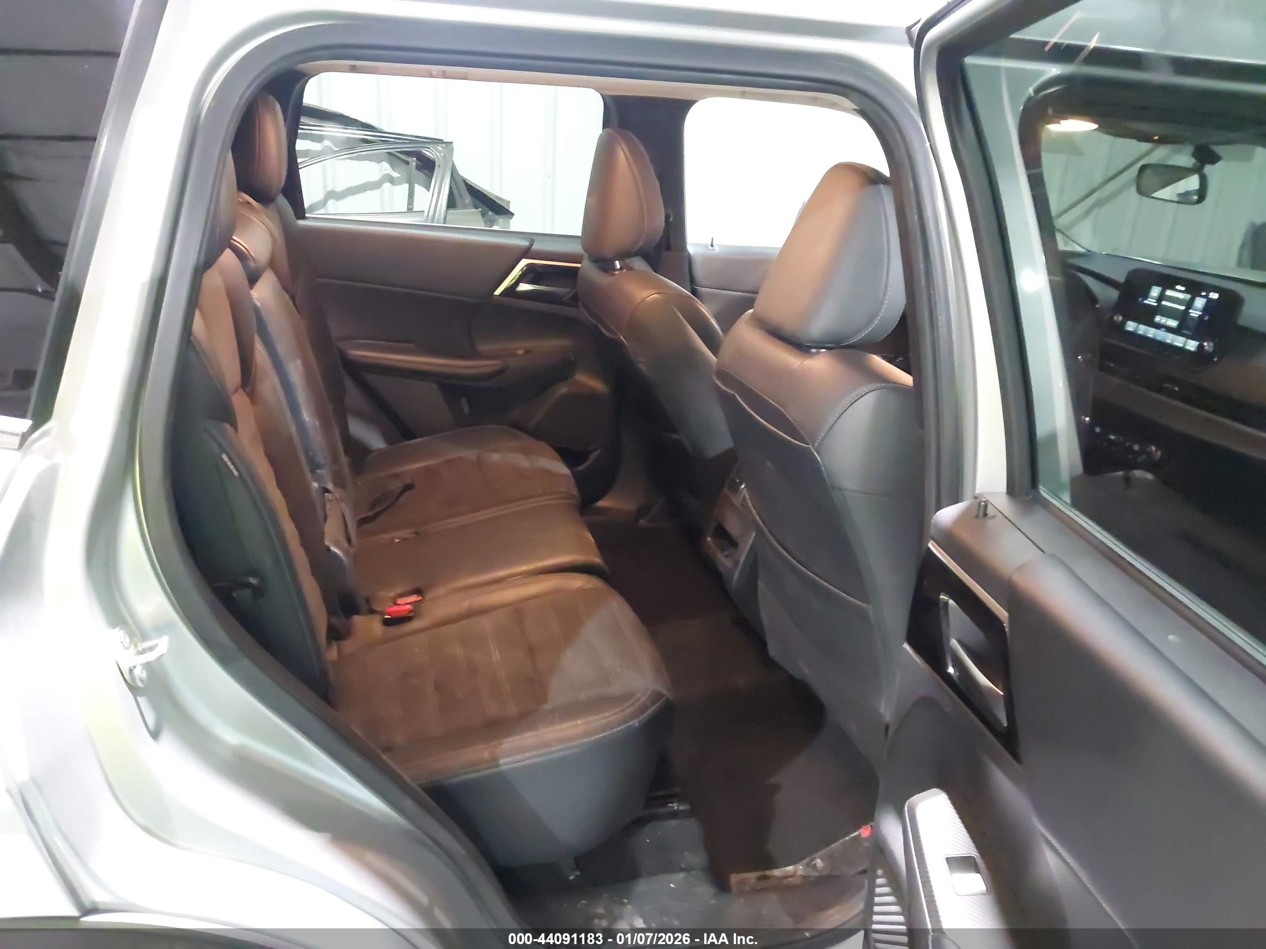 MITSUBISHI OUTLANDER image 8