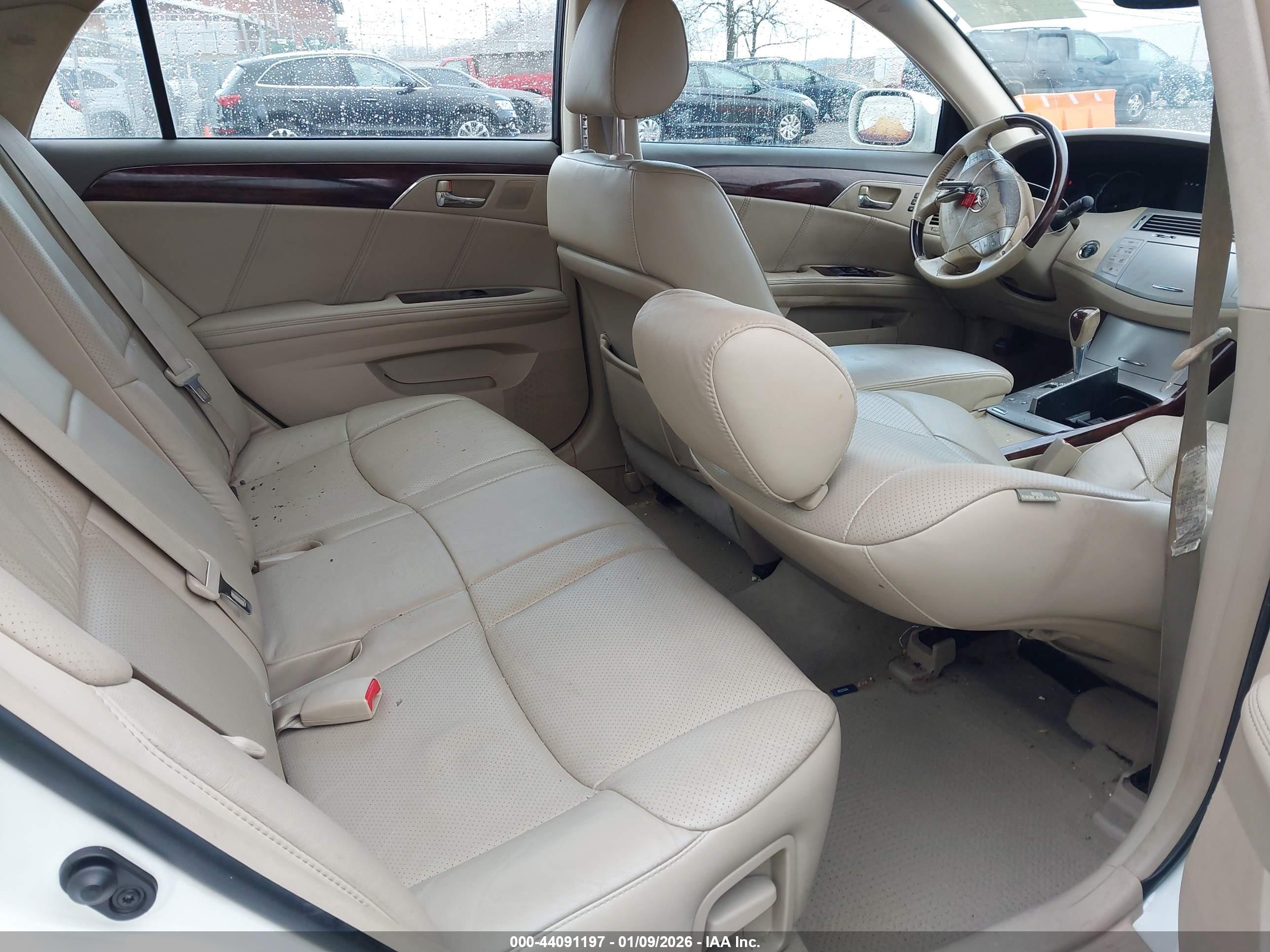 TOYOTA AVALON image 8