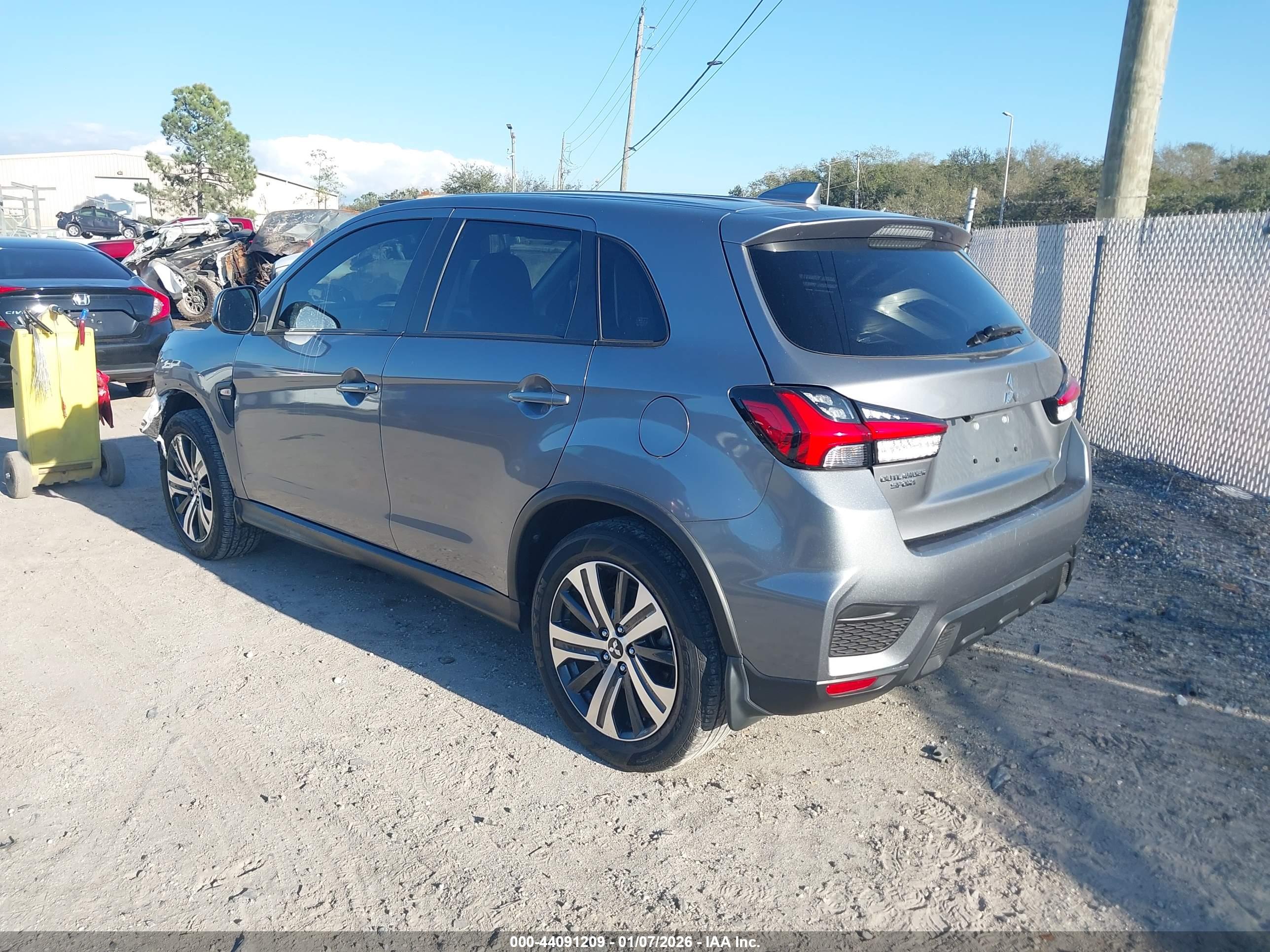 MITSUBISHI OUTLANDER image 3