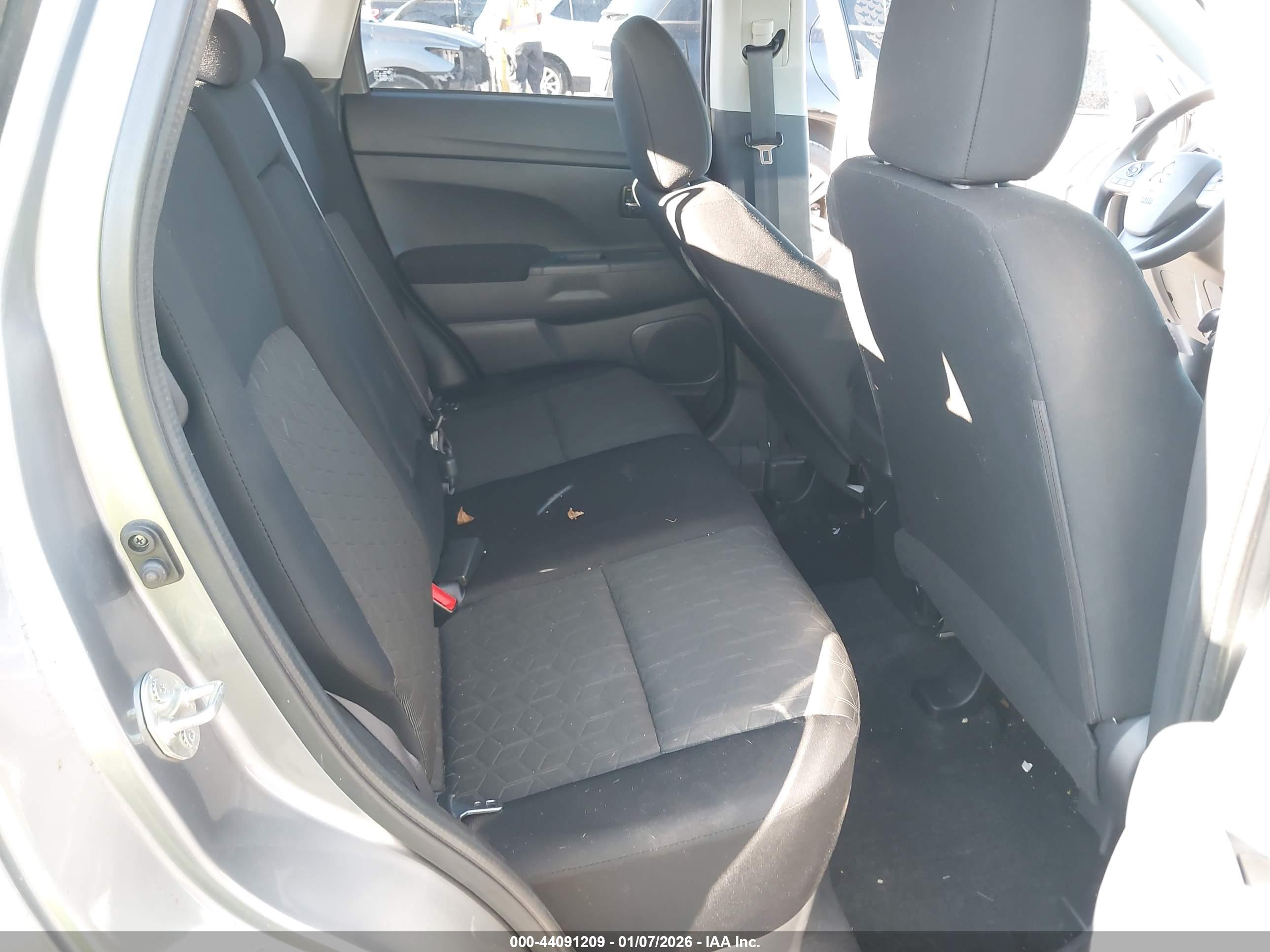 MITSUBISHI OUTLANDER image 8