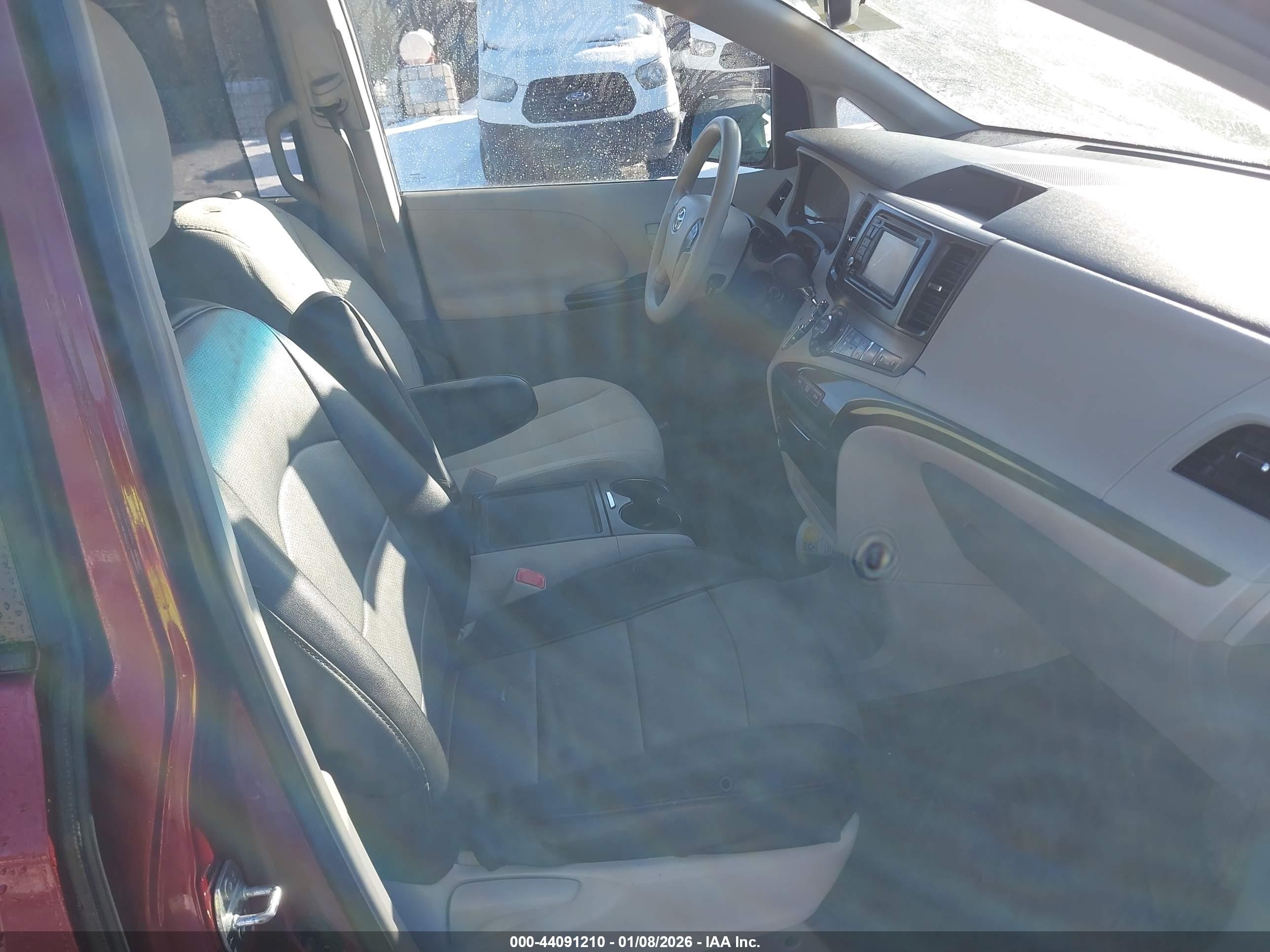 TOYOTA SIENNA image 5