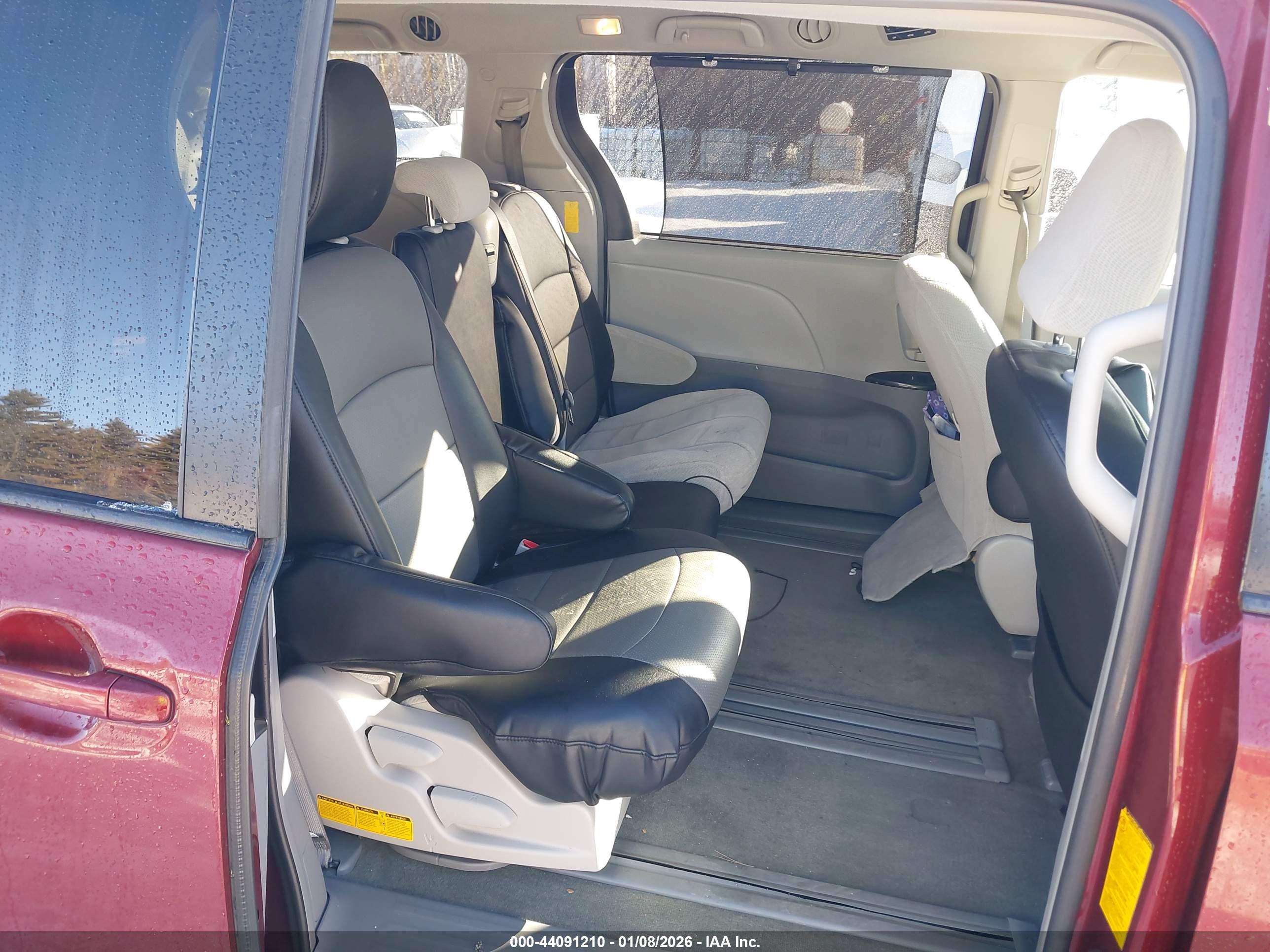 TOYOTA SIENNA image 8