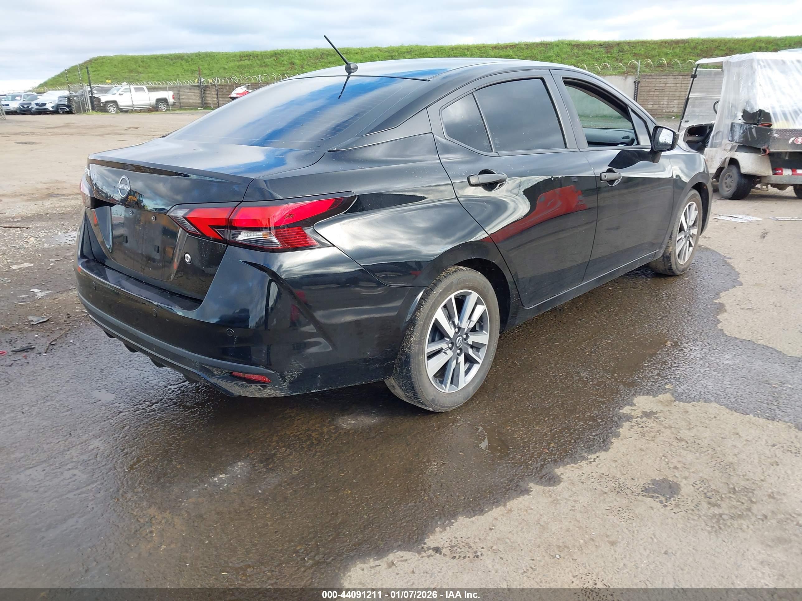 NISSAN VERSA image 4