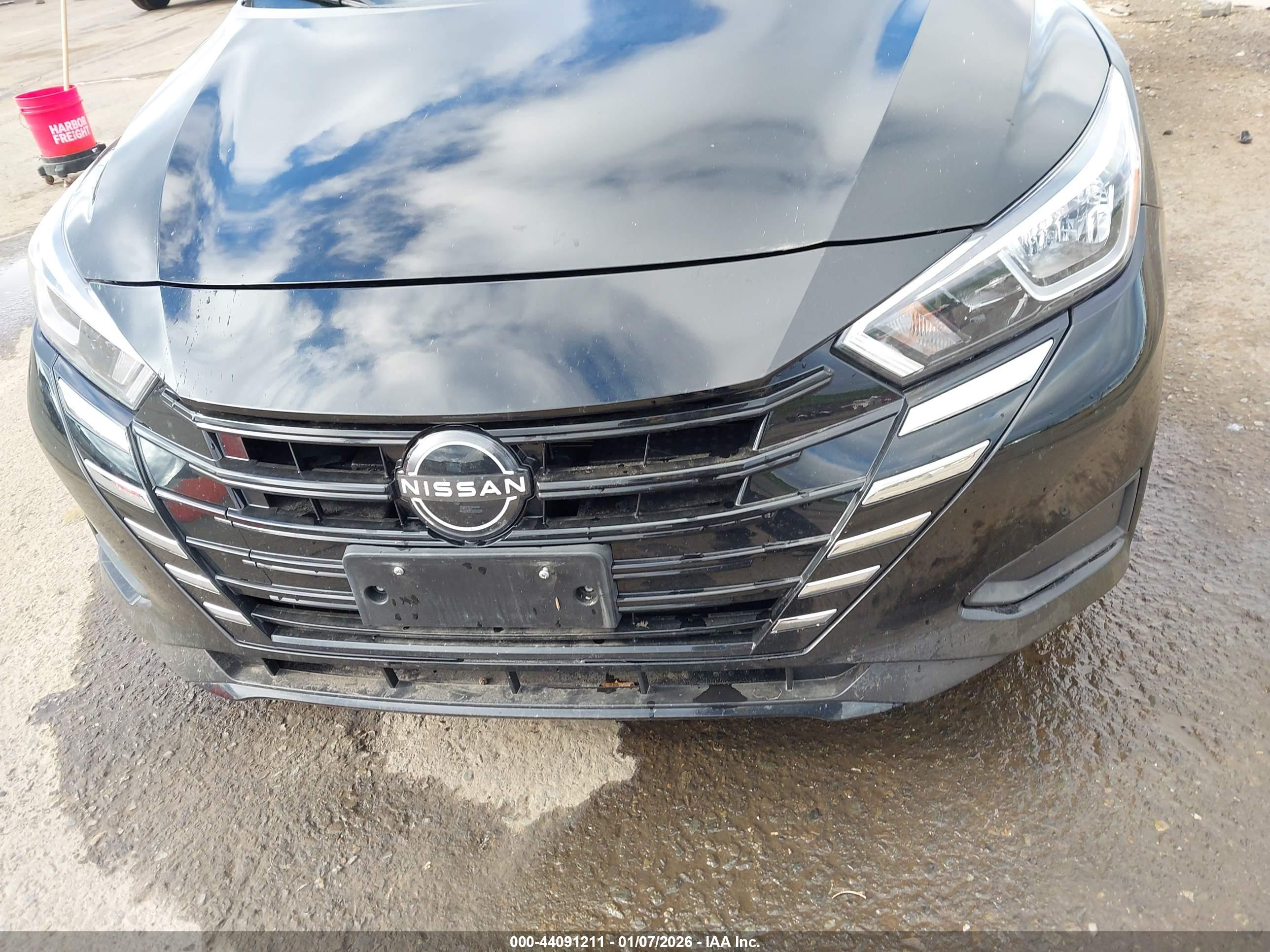 NISSAN VERSA image 6