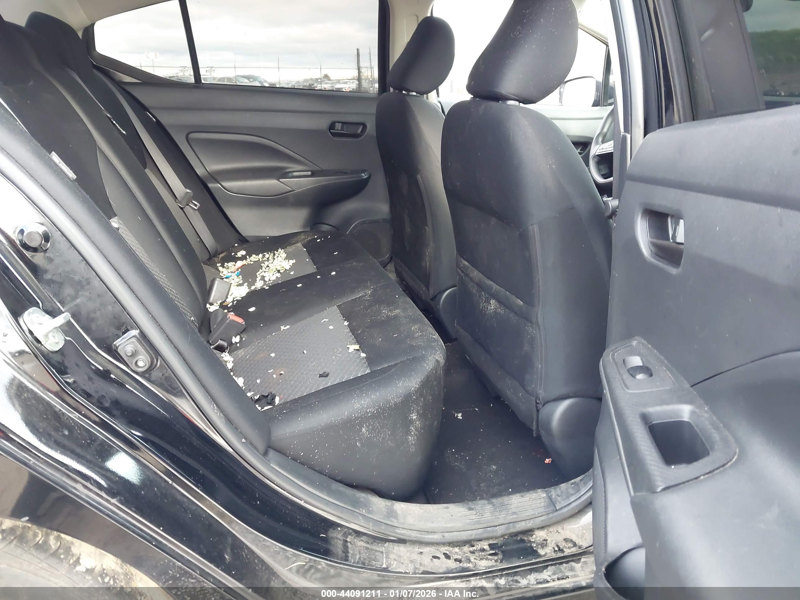 NISSAN VERSA image 8