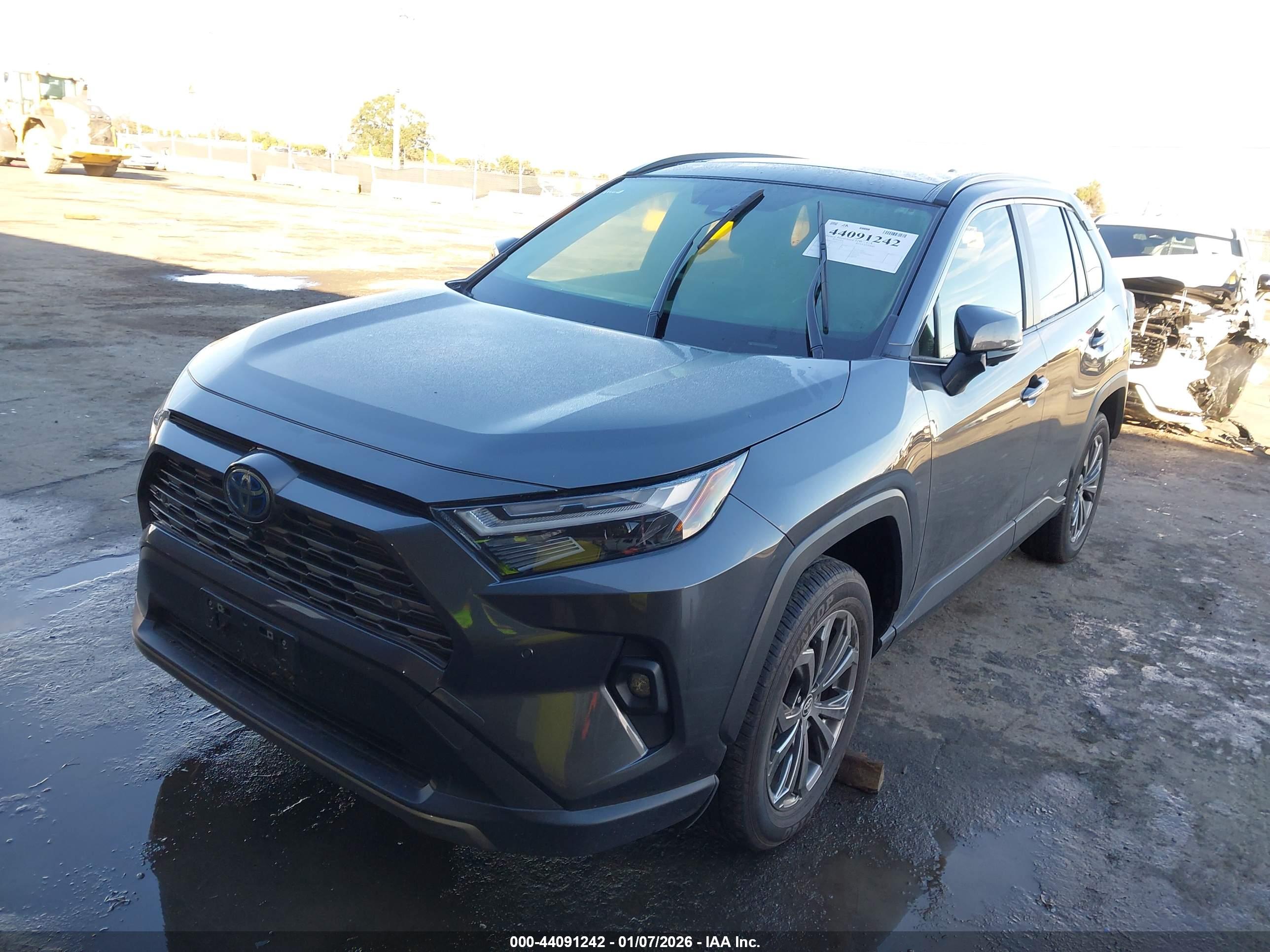 TOYOTA RAV4 image 2