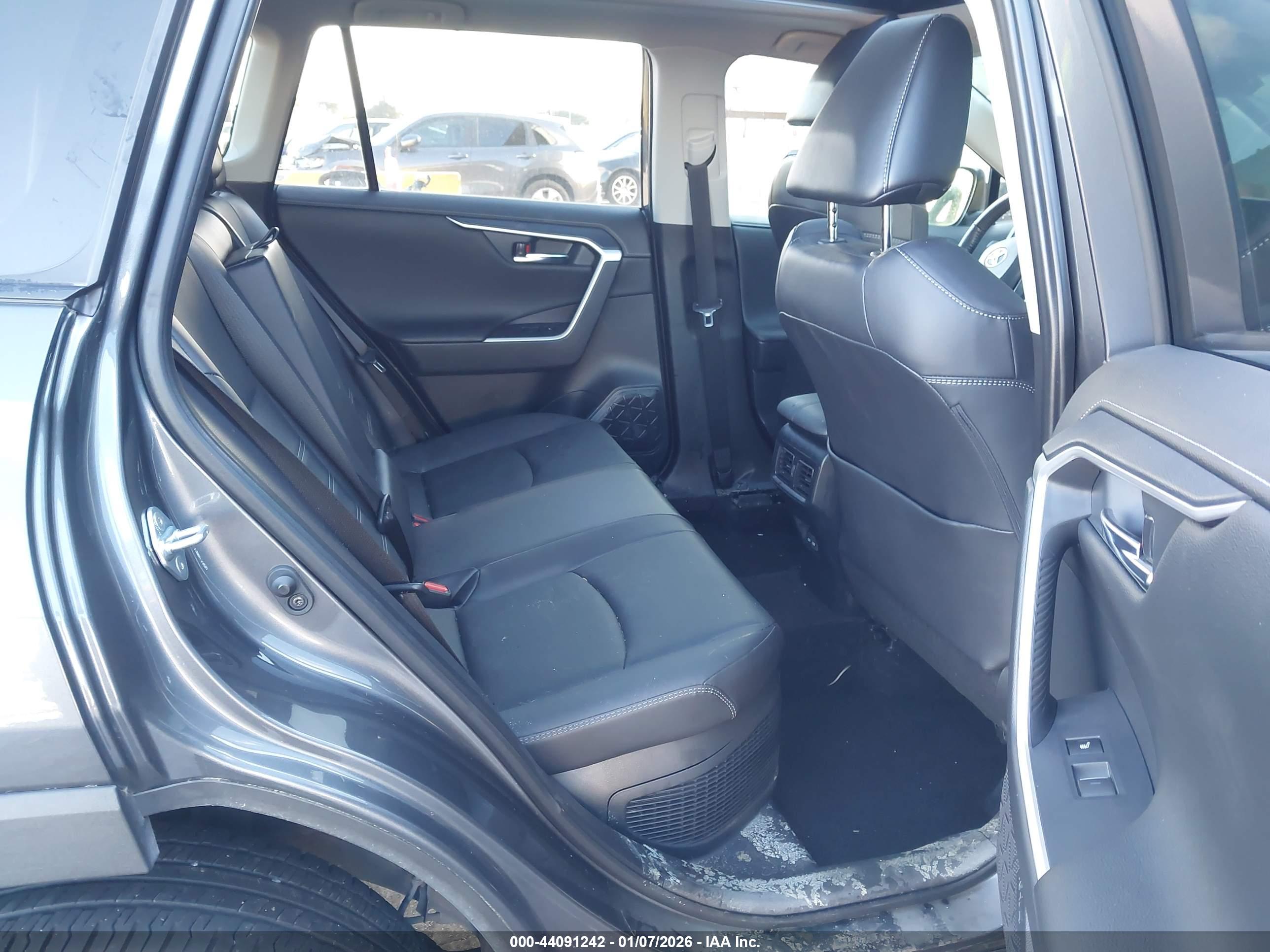 TOYOTA RAV4 image 8