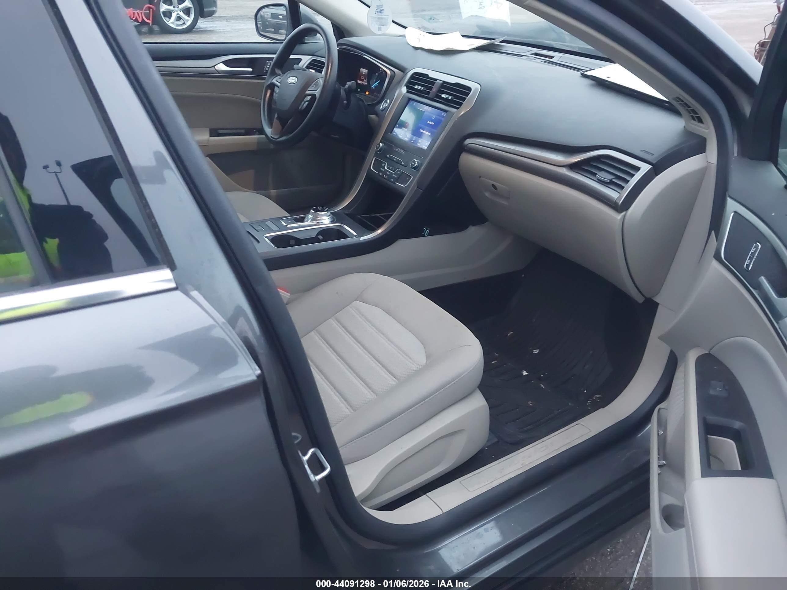 FORD FUSION image 5