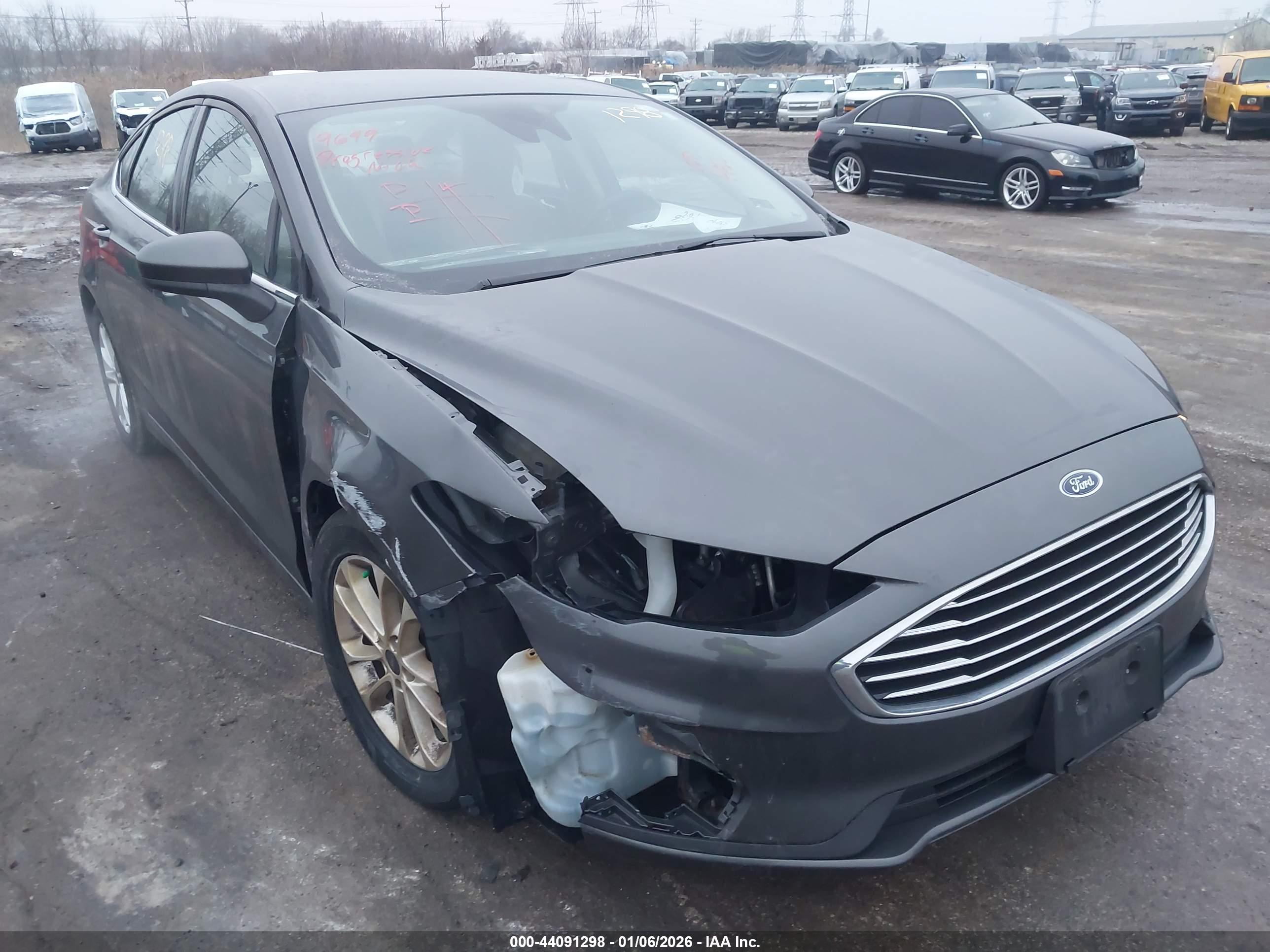 FORD FUSION image 6