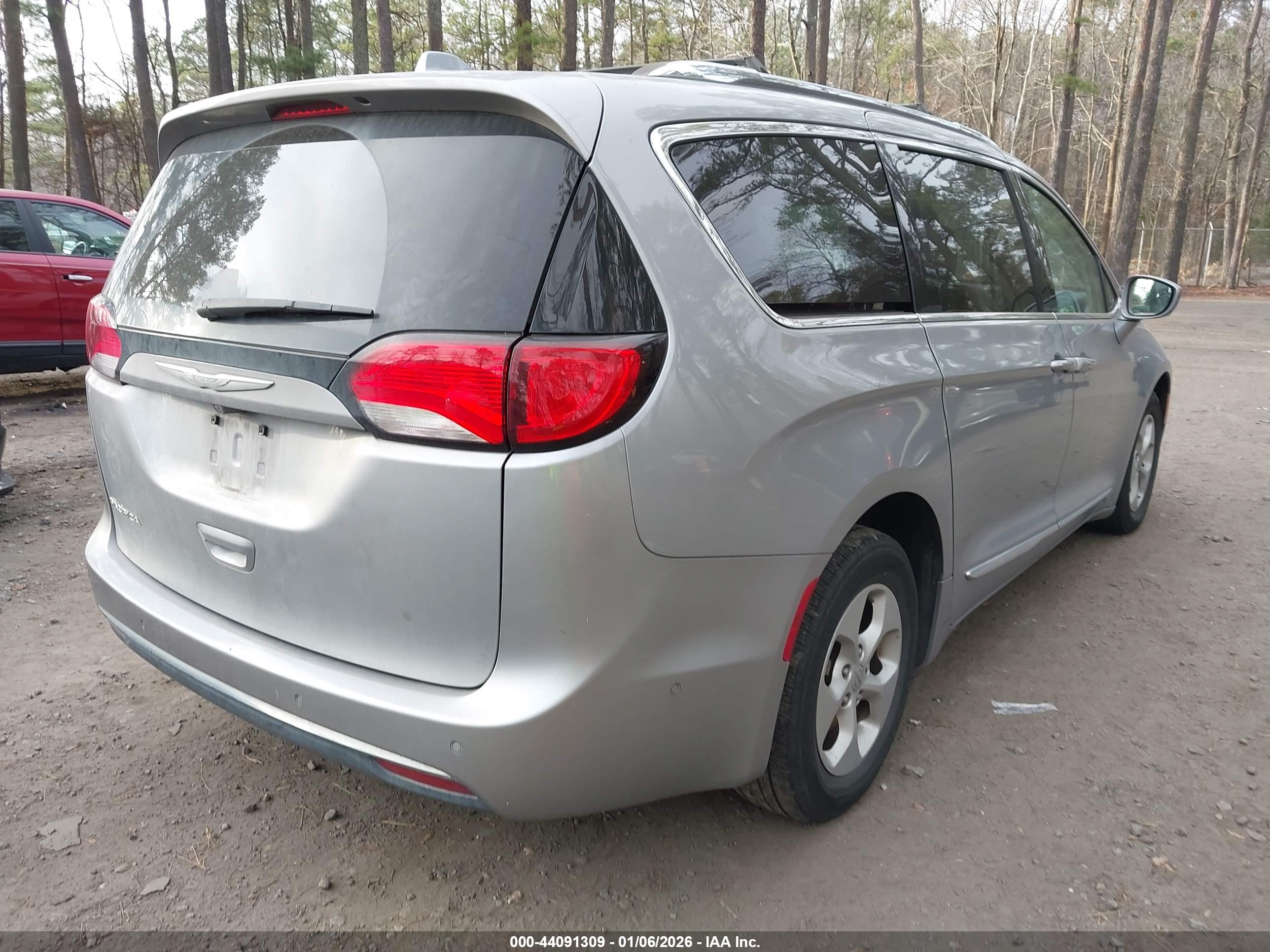 CHRYSLER PACIFICA image 4