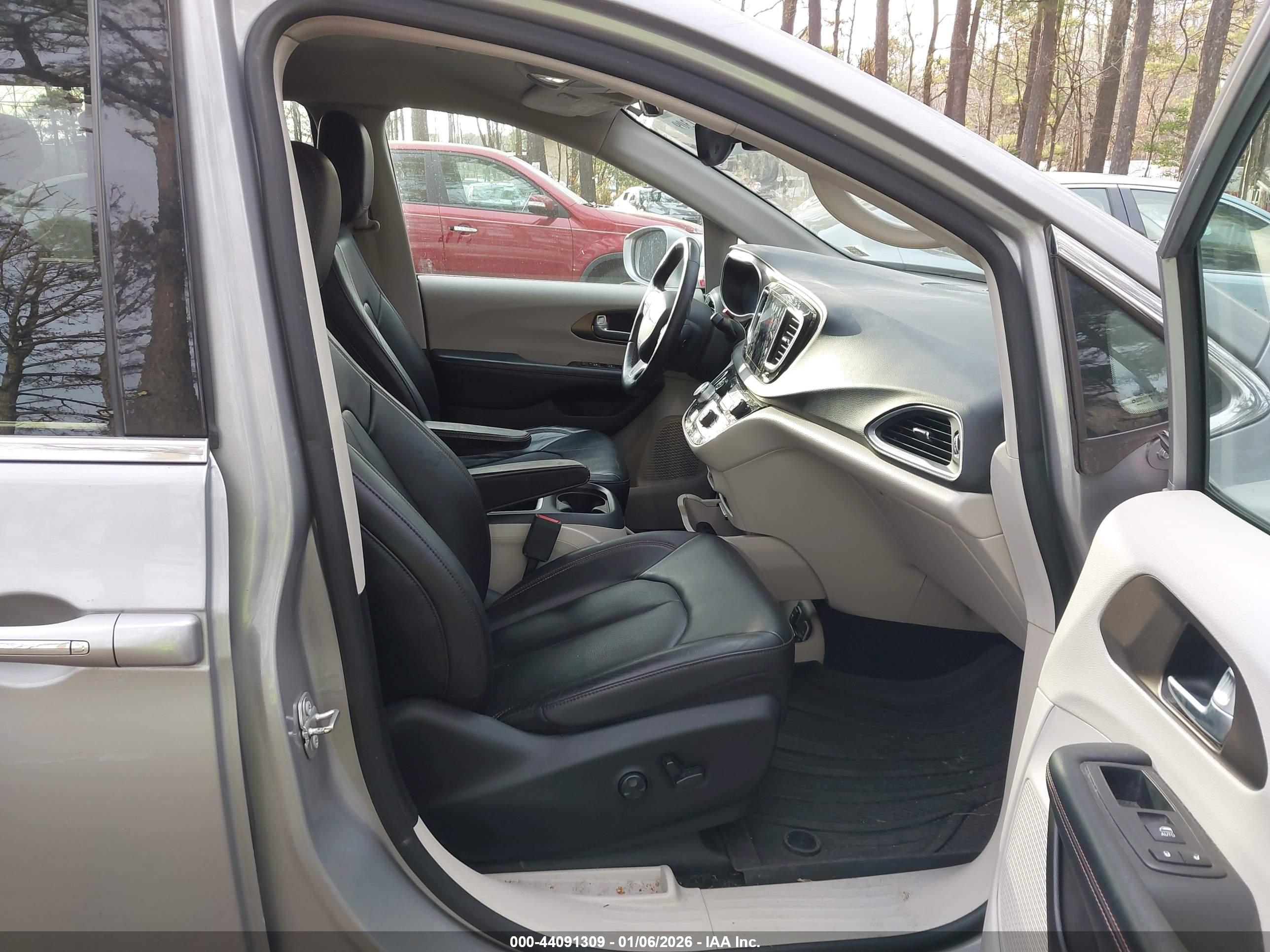 CHRYSLER PACIFICA image 5