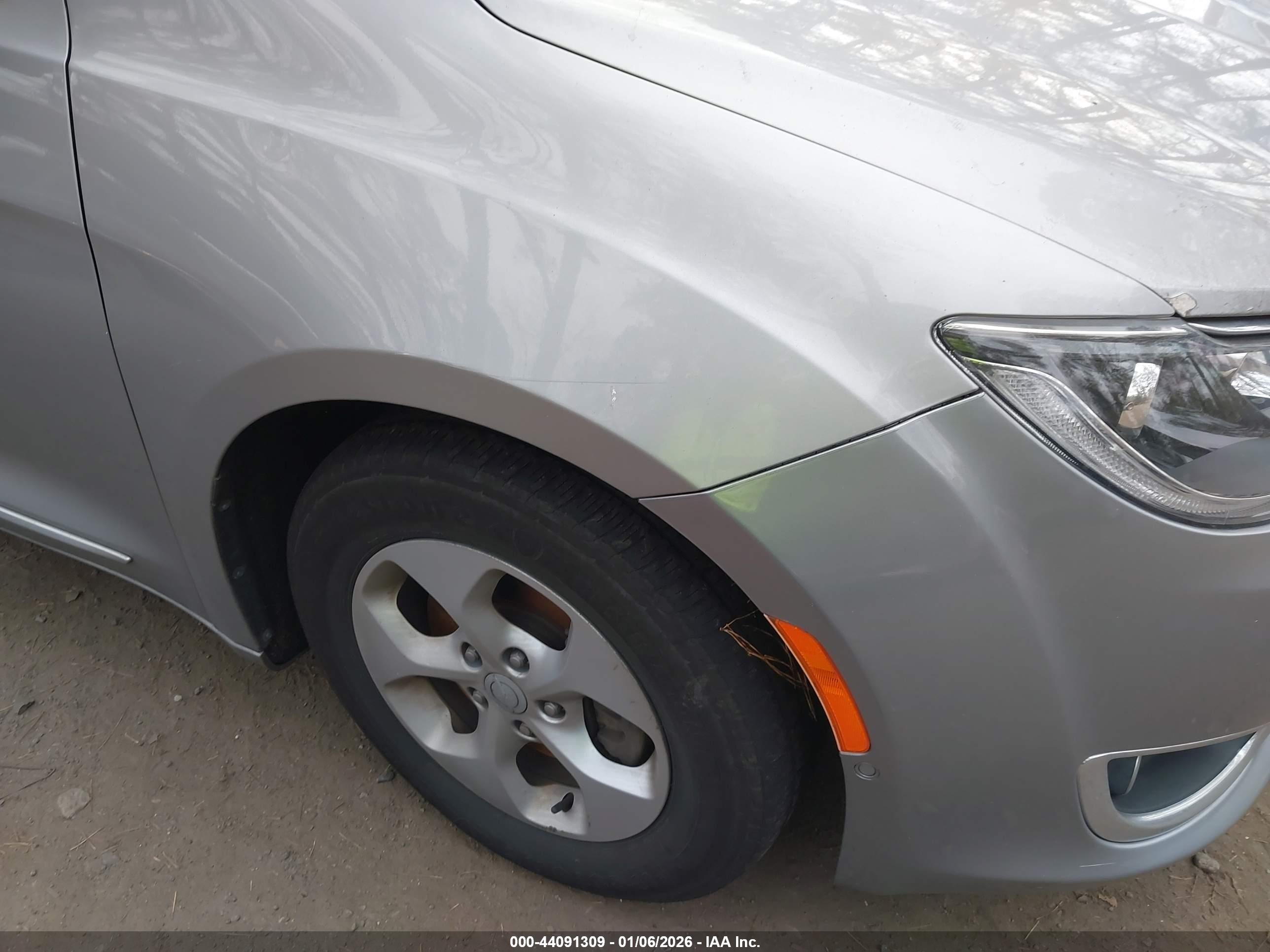 CHRYSLER PACIFICA image 6