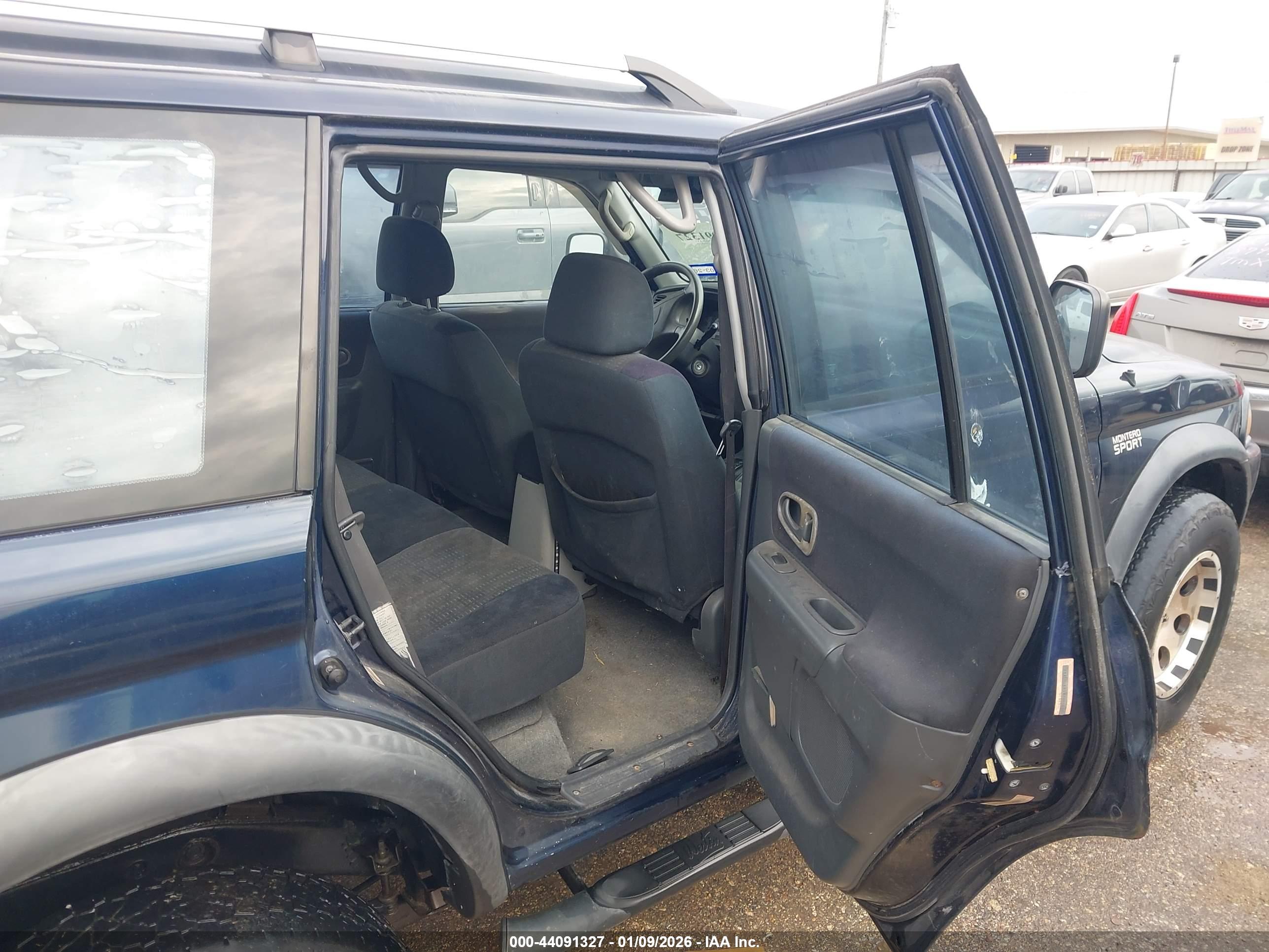 MITSUBISHI MONTERO image 8