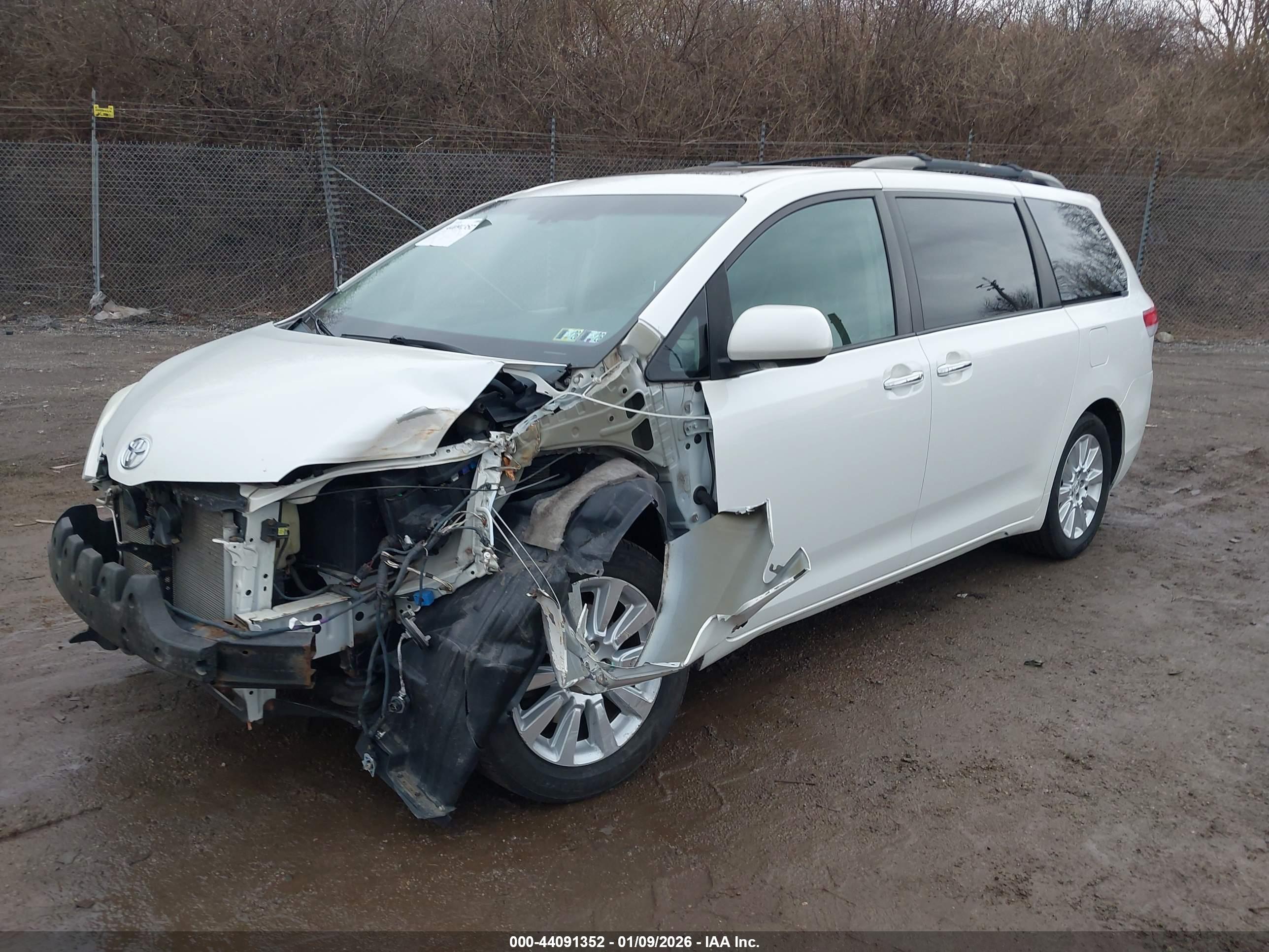 TOYOTA SIENNA image 2
