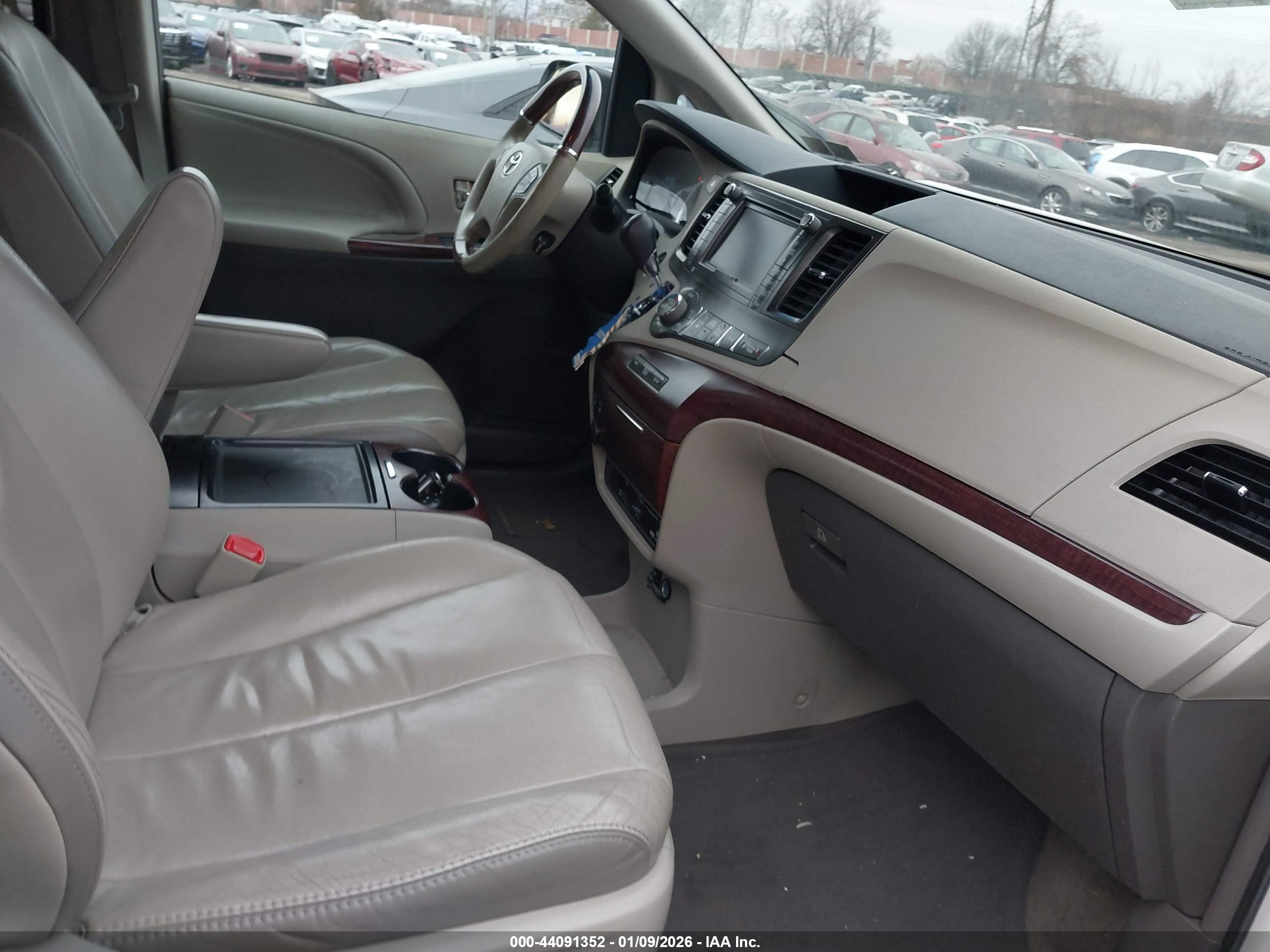 TOYOTA SIENNA image 5