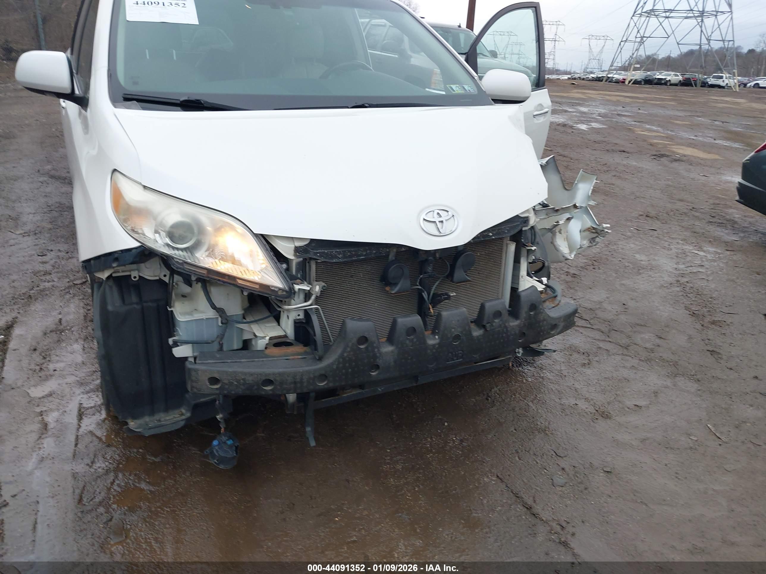 TOYOTA SIENNA image 6