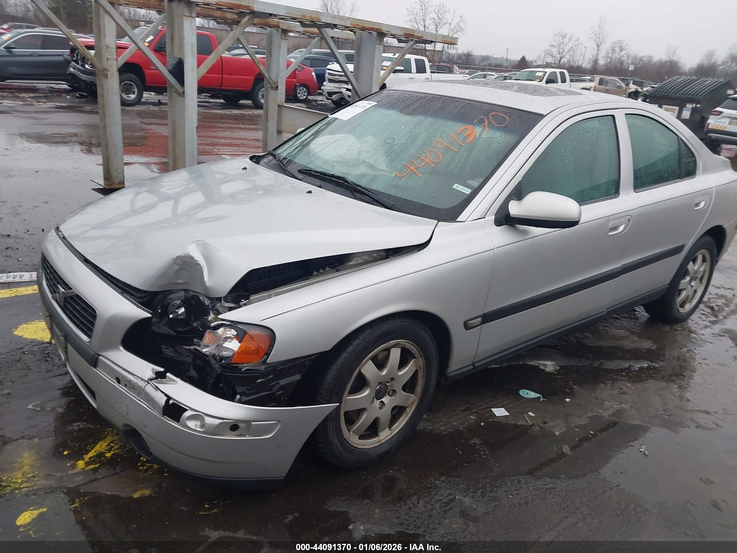 VOLVO S60 image 2