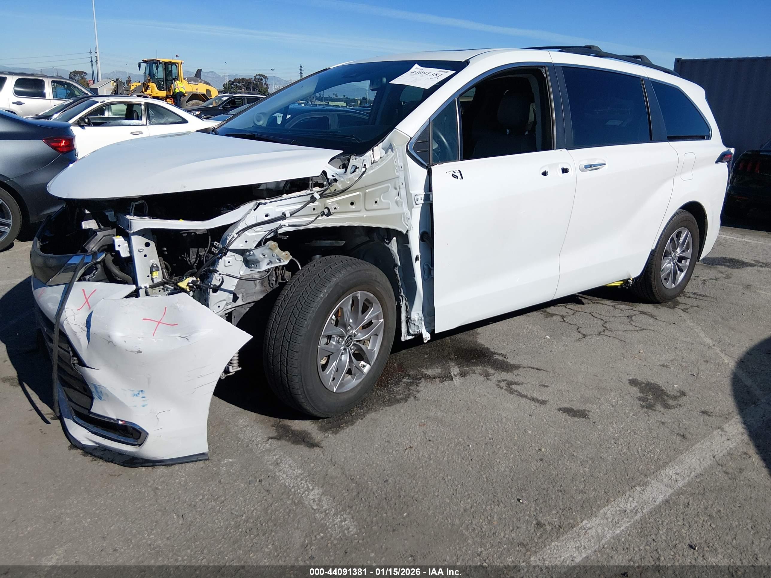 TOYOTA SIENNA image 2