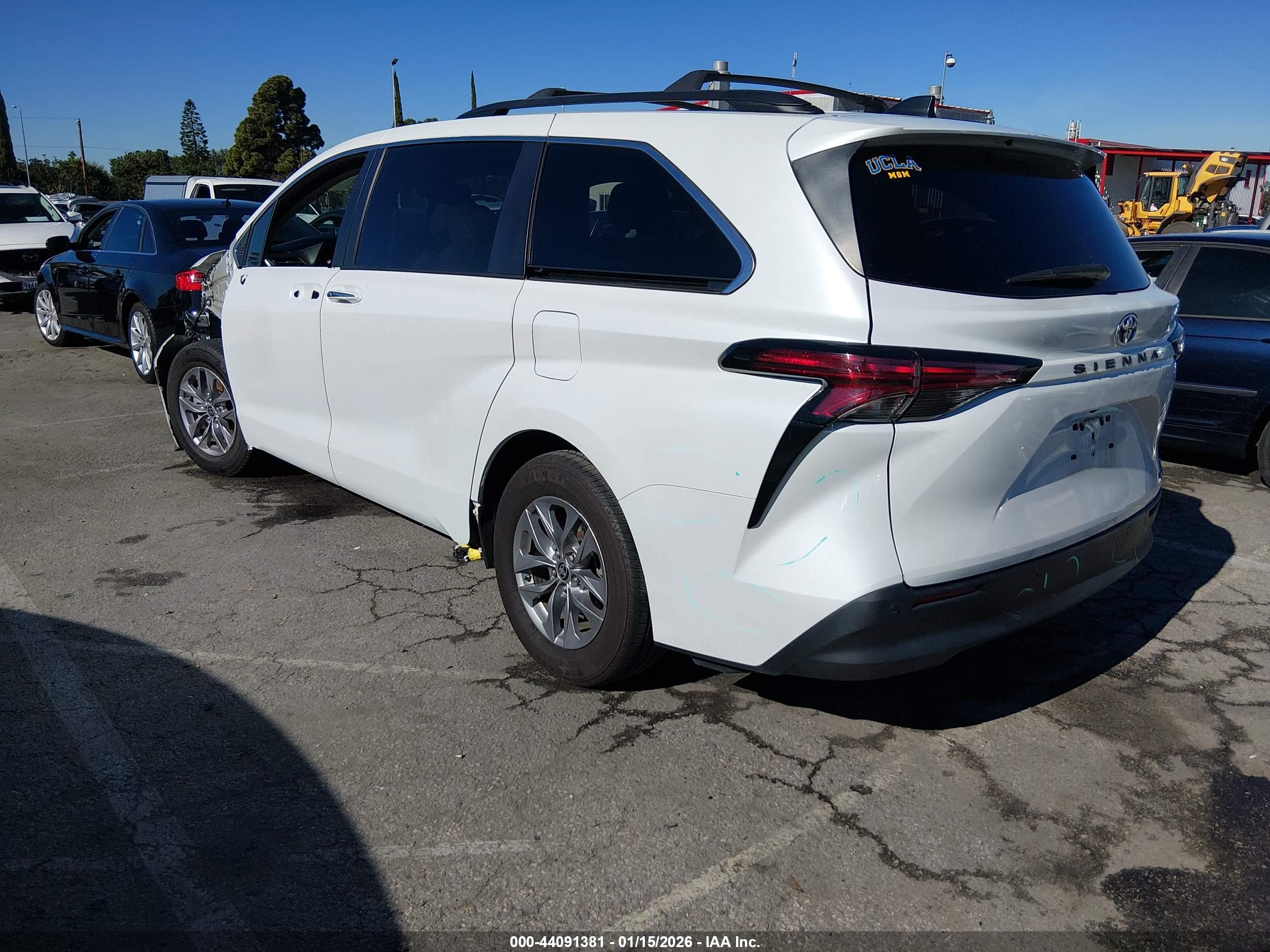 TOYOTA SIENNA image 3