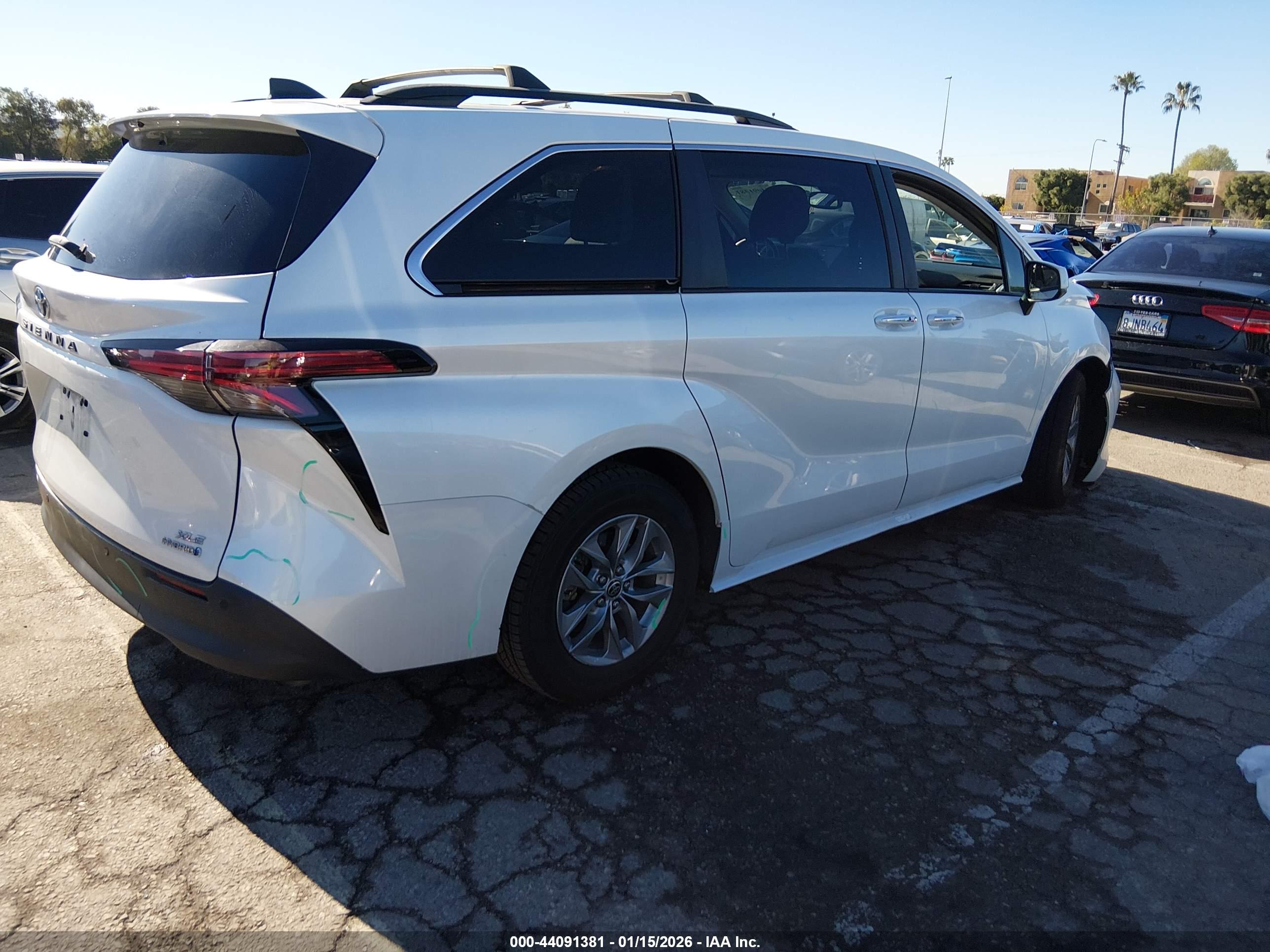 TOYOTA SIENNA image 4