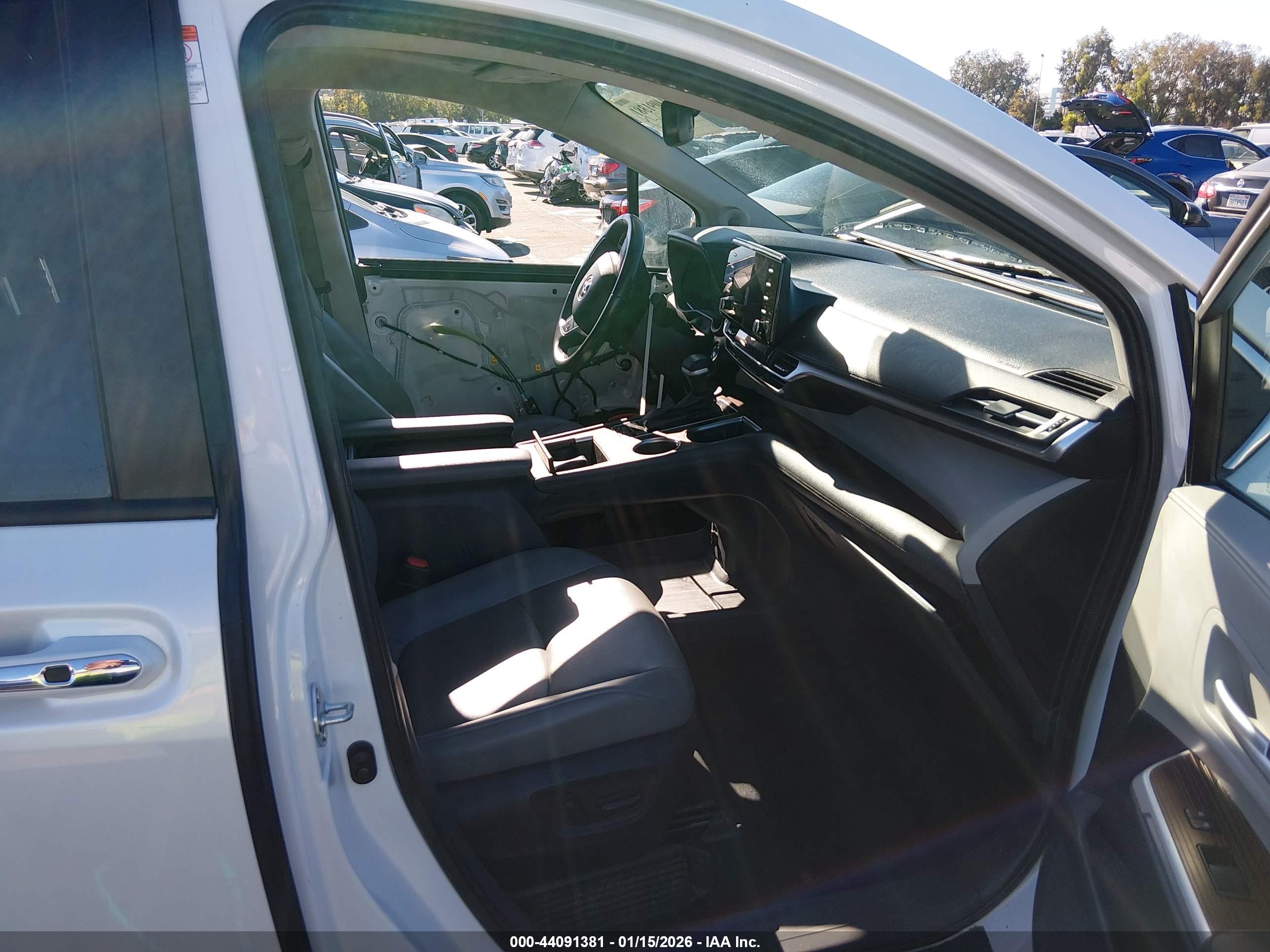 TOYOTA SIENNA image 5
