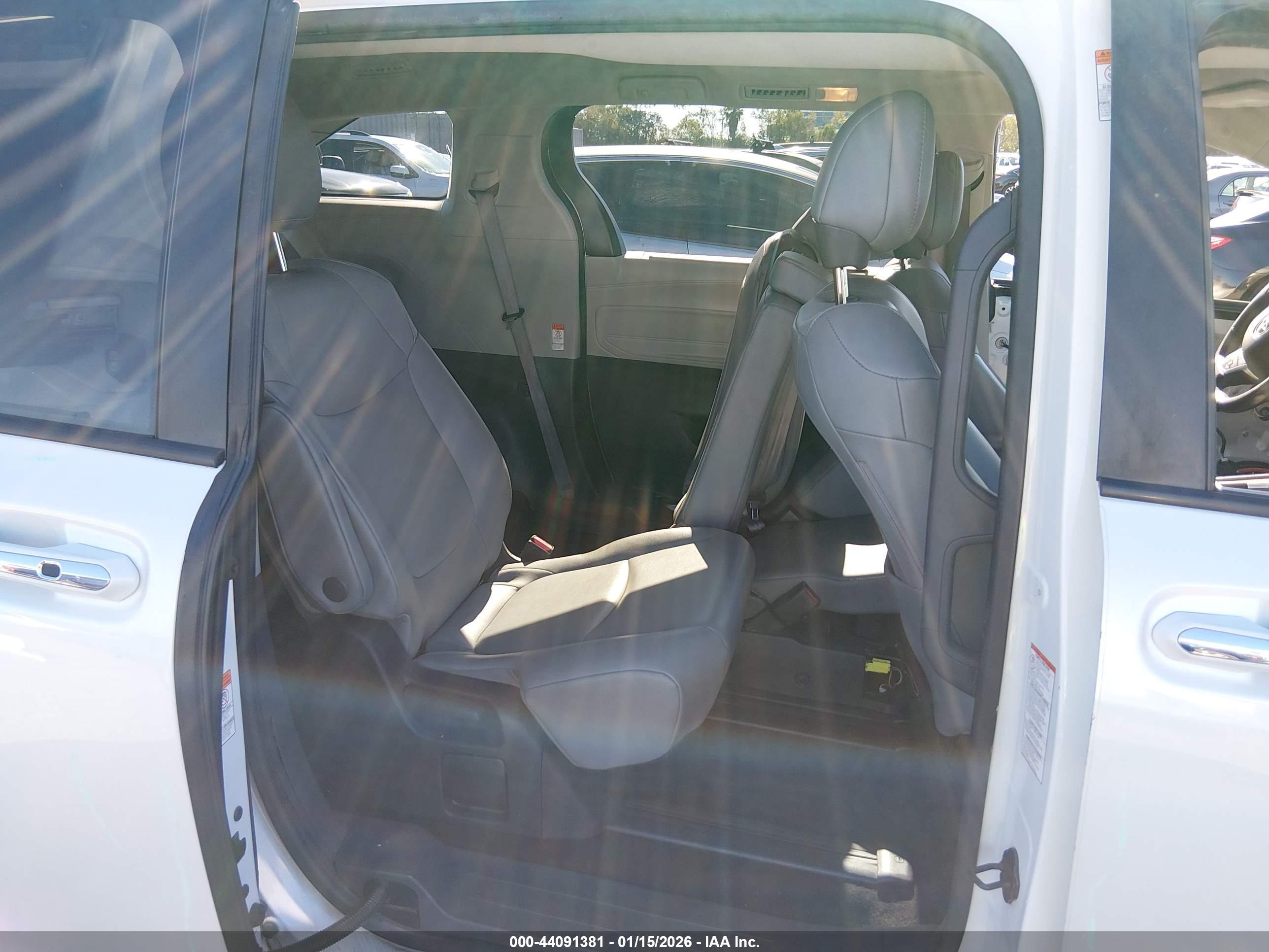 TOYOTA SIENNA image 8