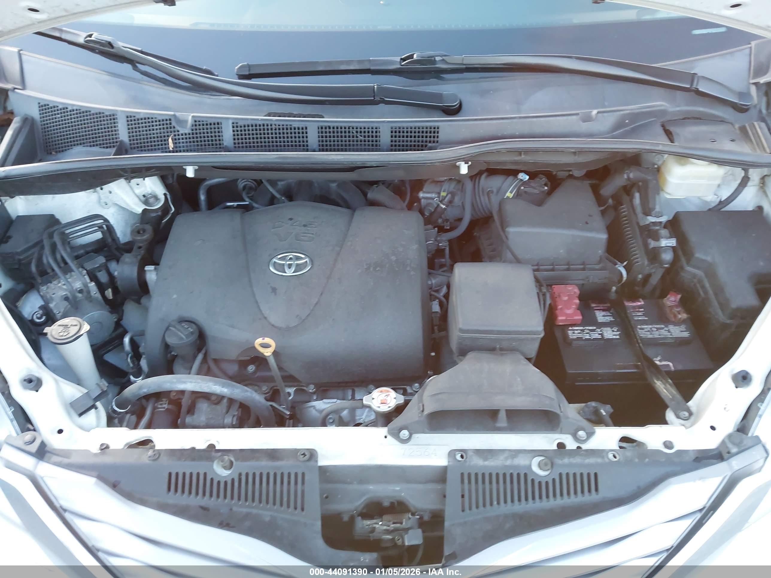 TOYOTA SIENNA image 10