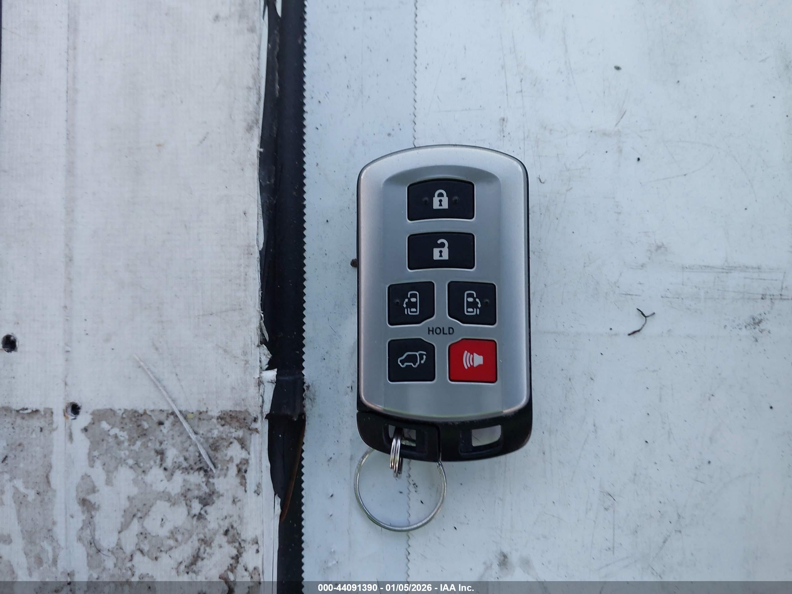 TOYOTA SIENNA image 11