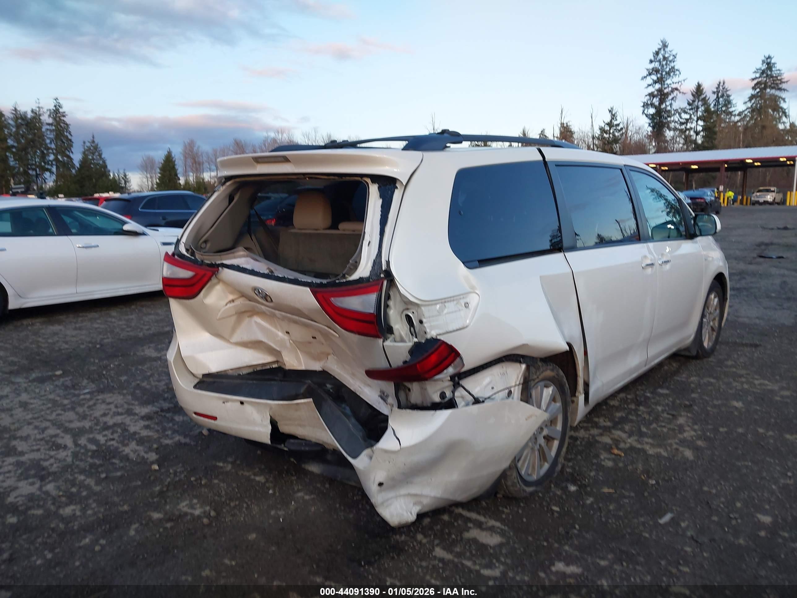 TOYOTA SIENNA image 6