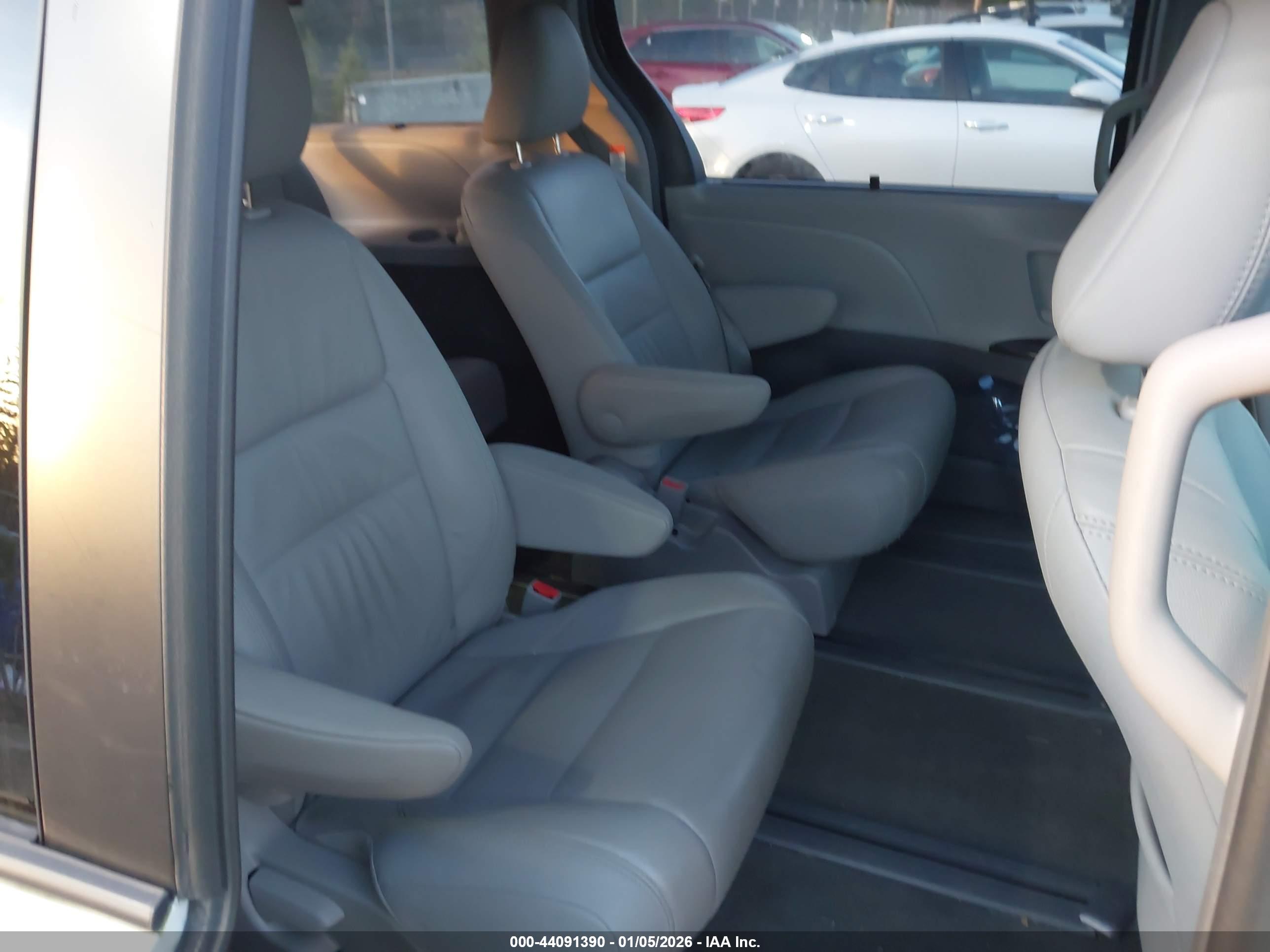 TOYOTA SIENNA image 8