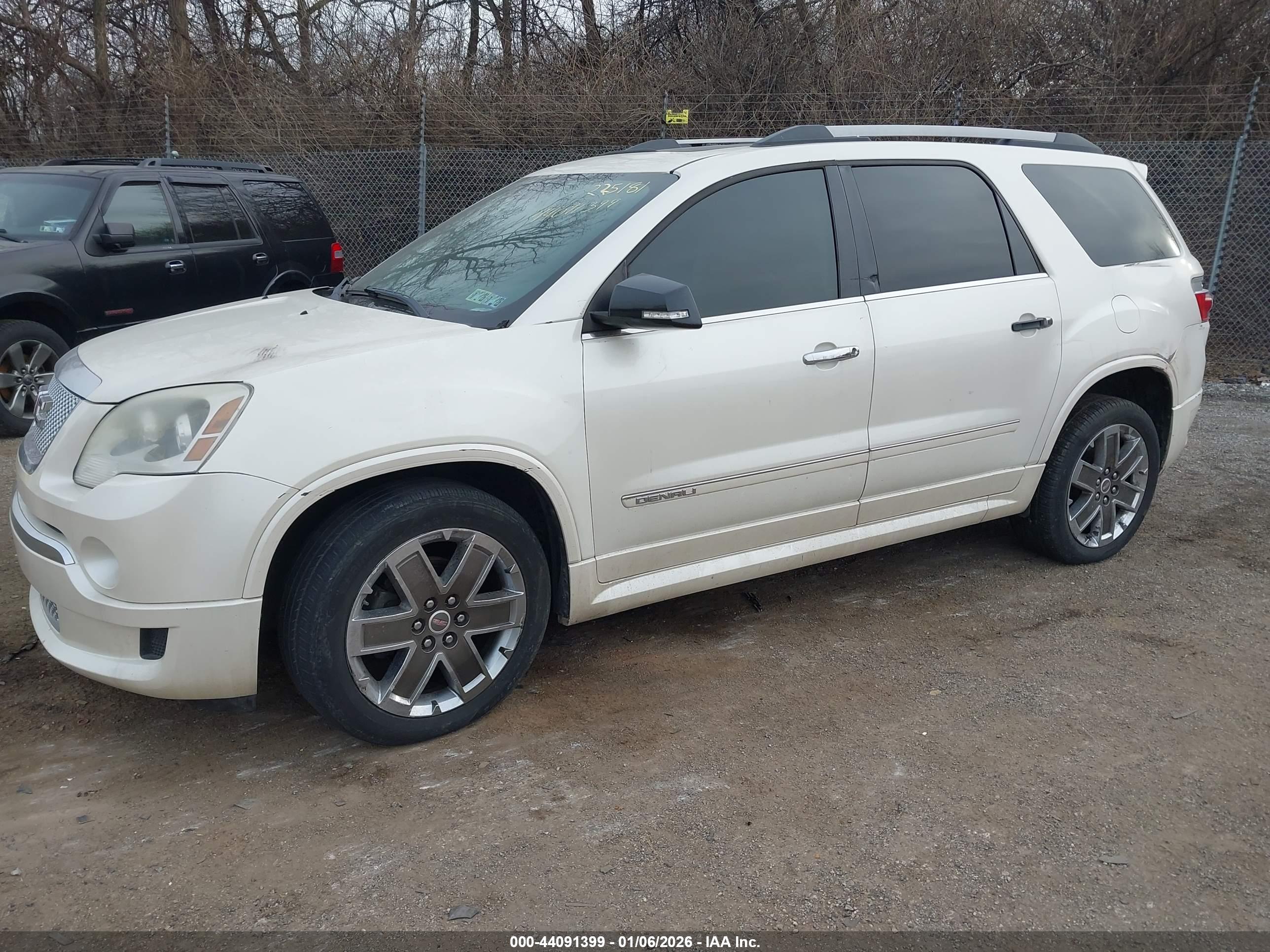GMC ACADIA image 2