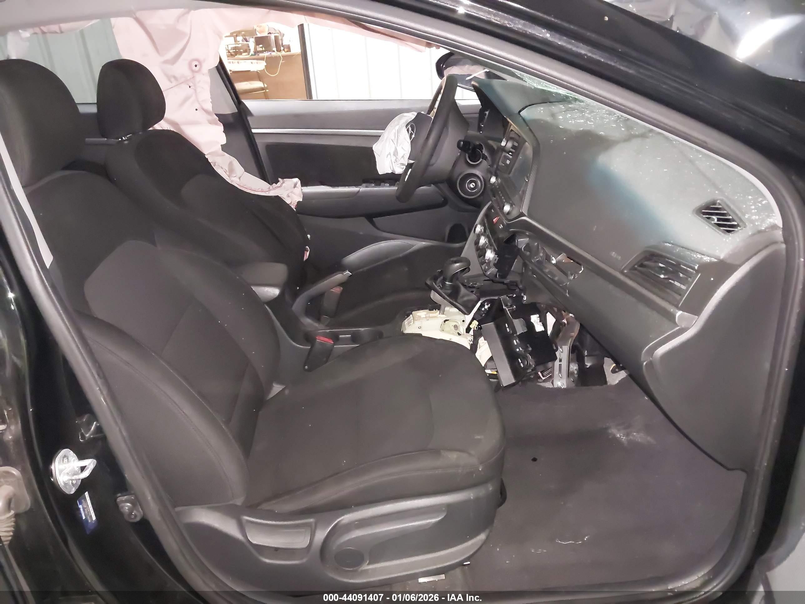 HYUNDAI ELANTRA image 5