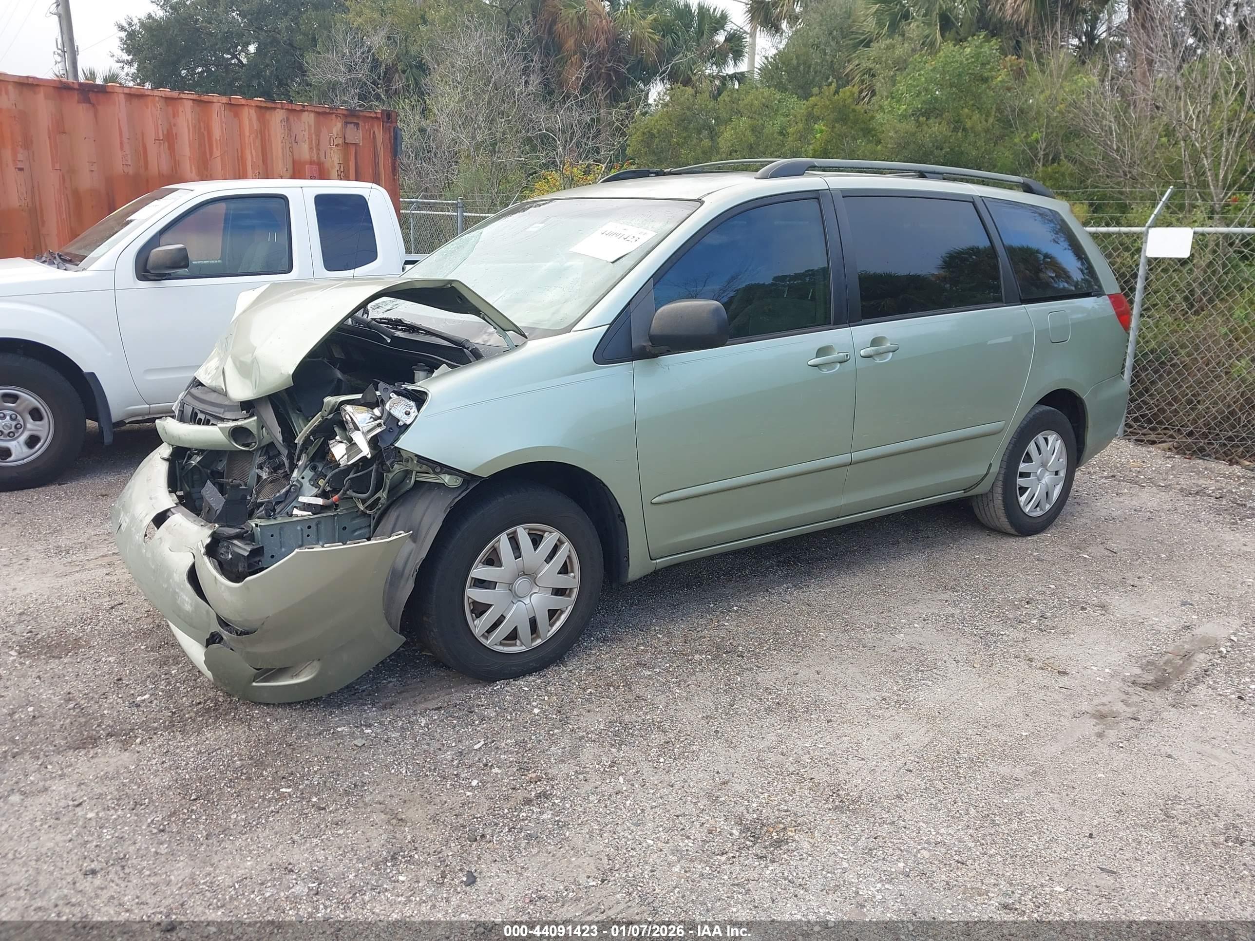 TOYOTA SIENNA image 2