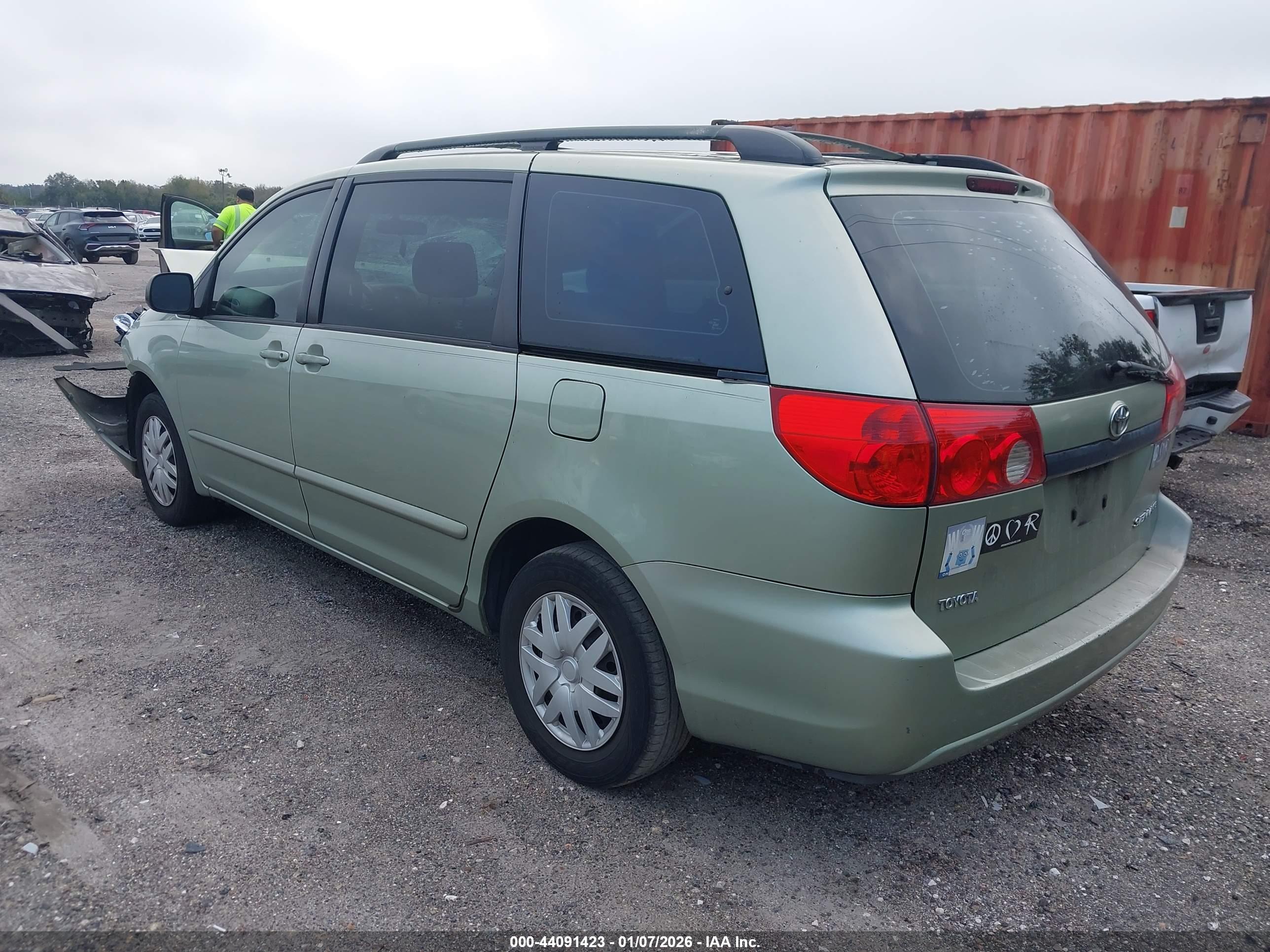 TOYOTA SIENNA image 3