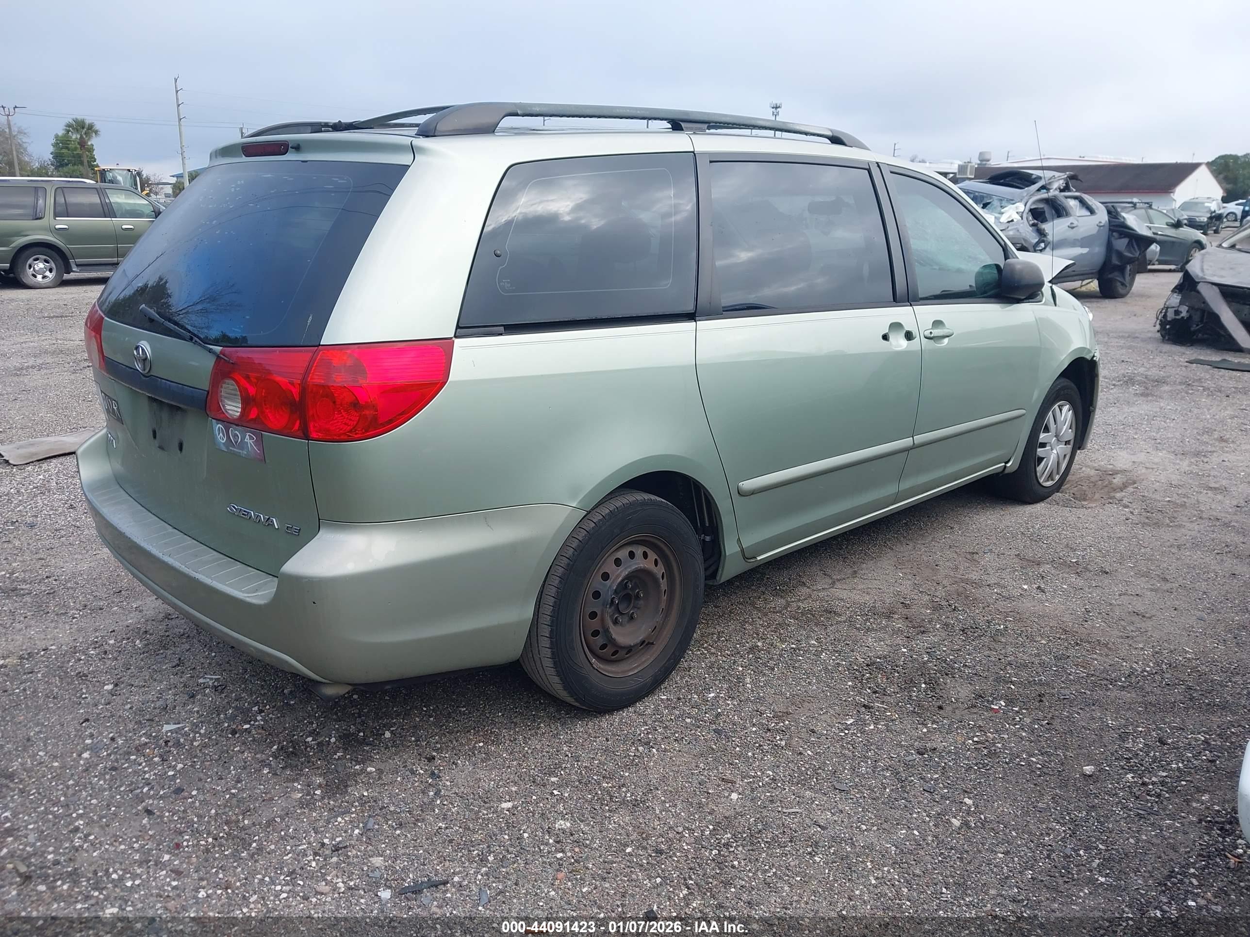 TOYOTA SIENNA image 4